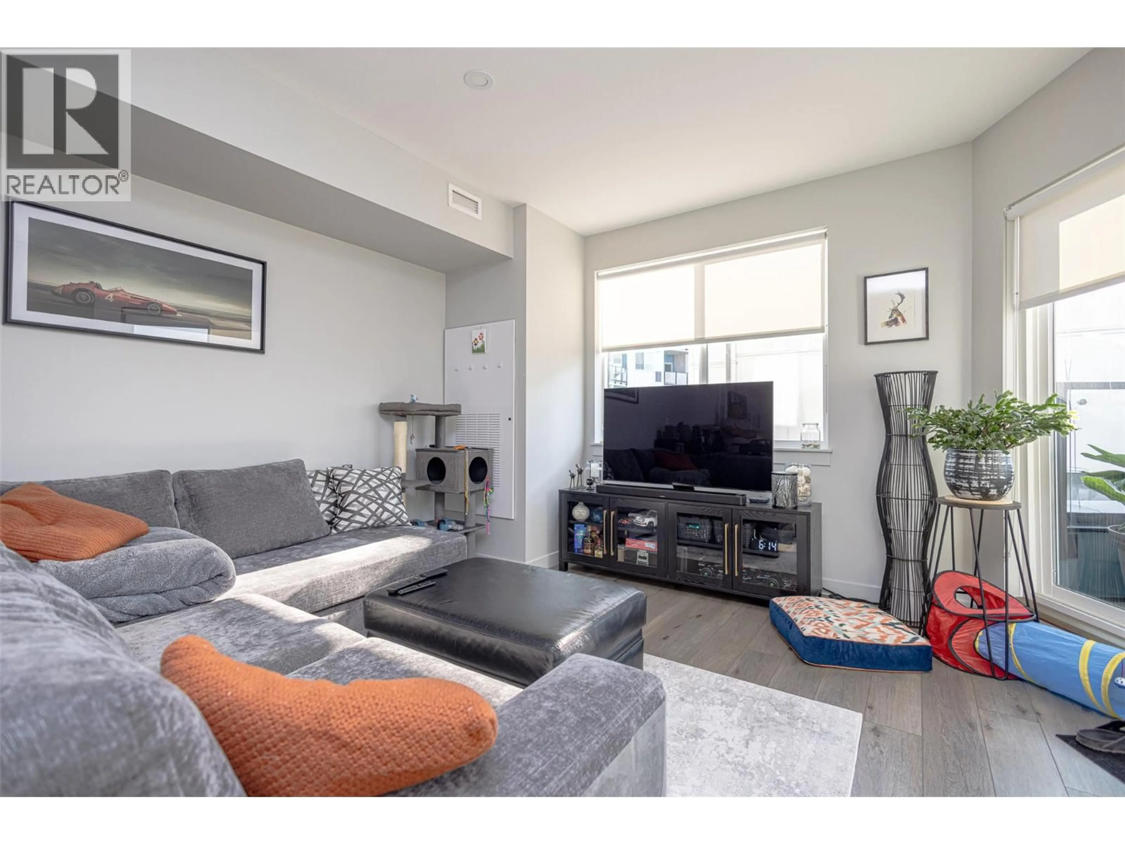 Living room with furniture, unknown for 306 - 3630 MISSION SPRINGS DRIVE, Kelowna British Columbia V1W0B2