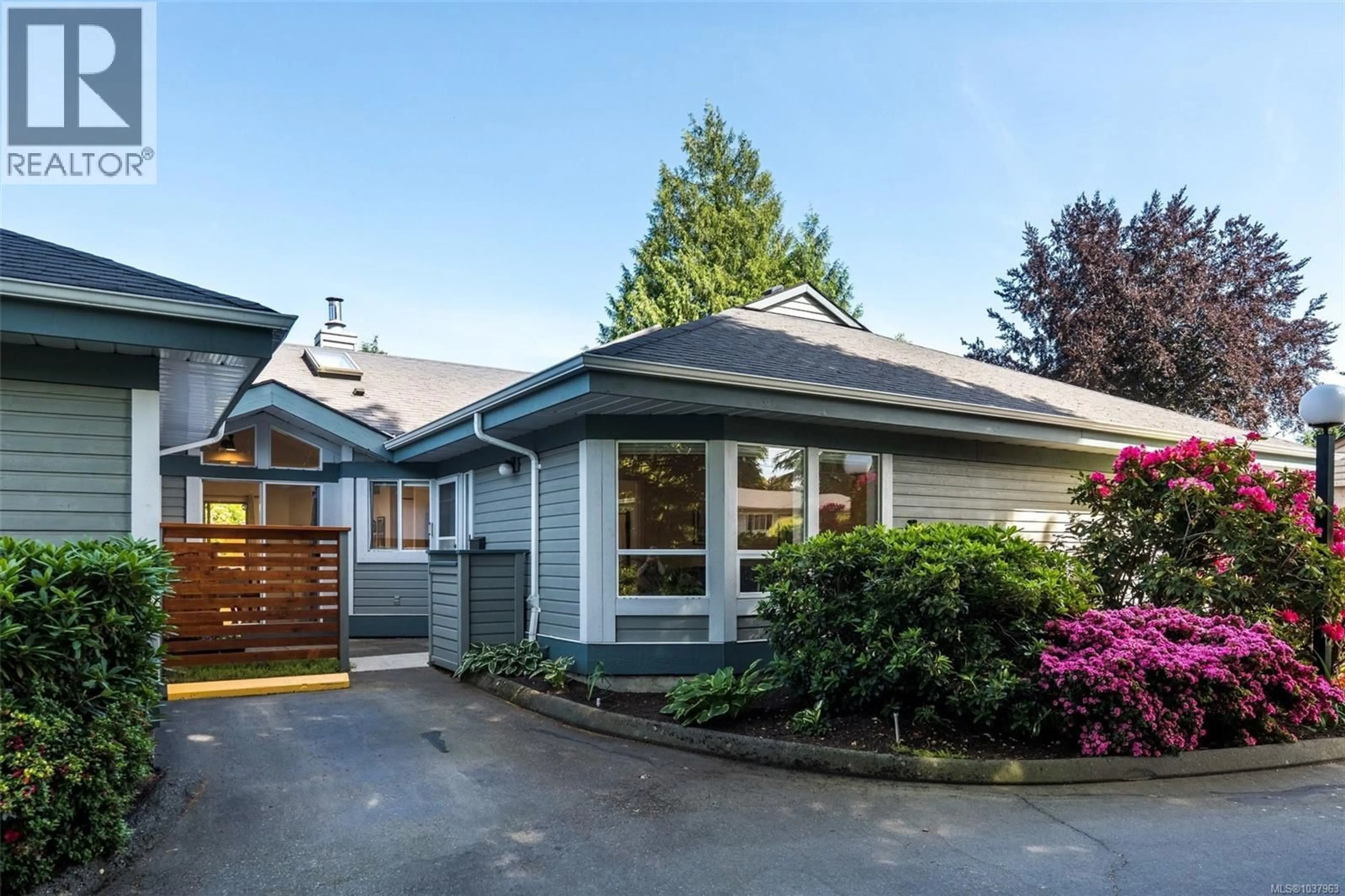 Home with vinyl exterior material, street for 4 - 3221 WORDSWORTH STREET, Saanich British Columbia V8P4B7