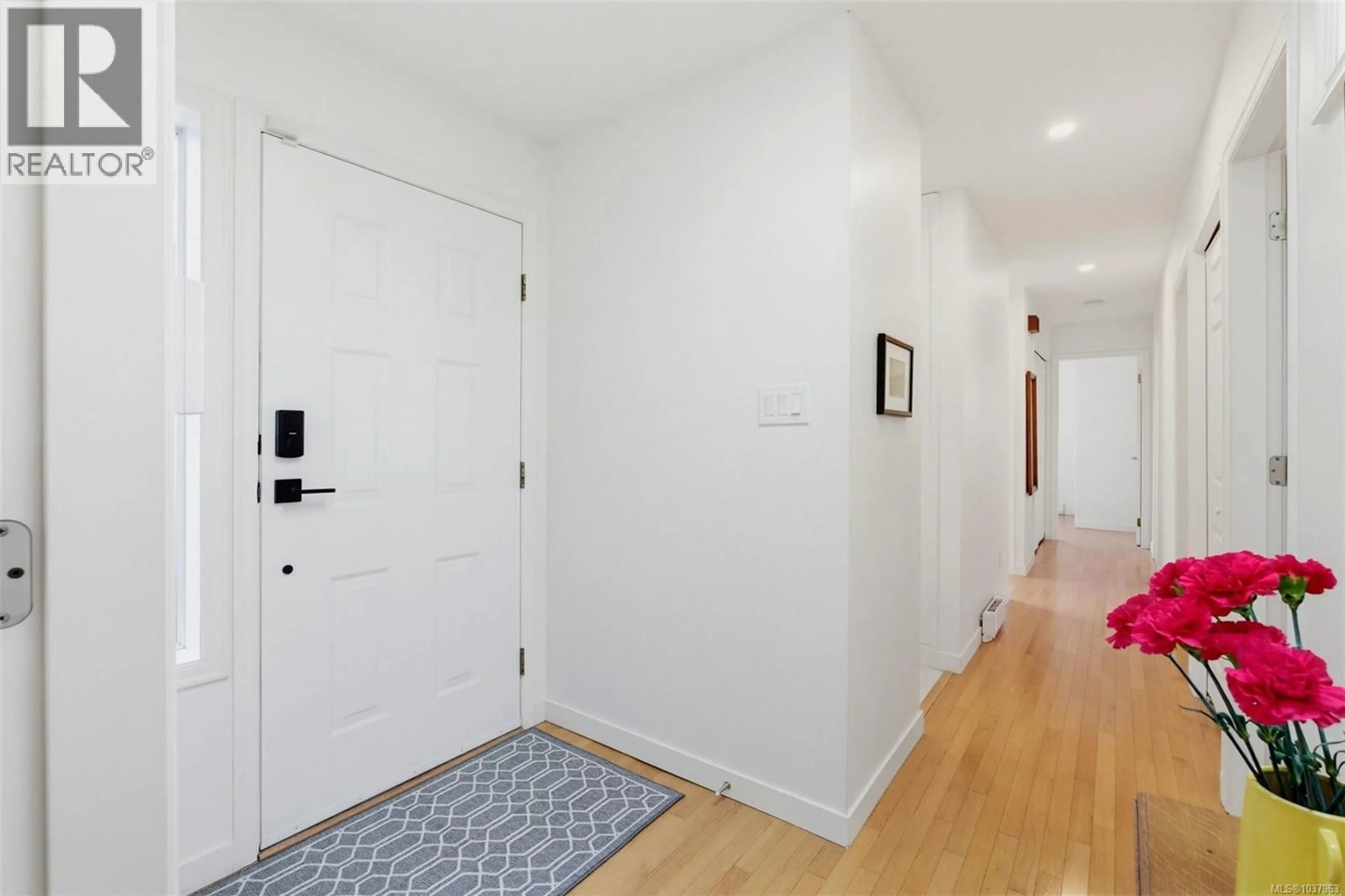Indoor entryway for 4 - 3221 WORDSWORTH STREET, Saanich British Columbia V8P4B7