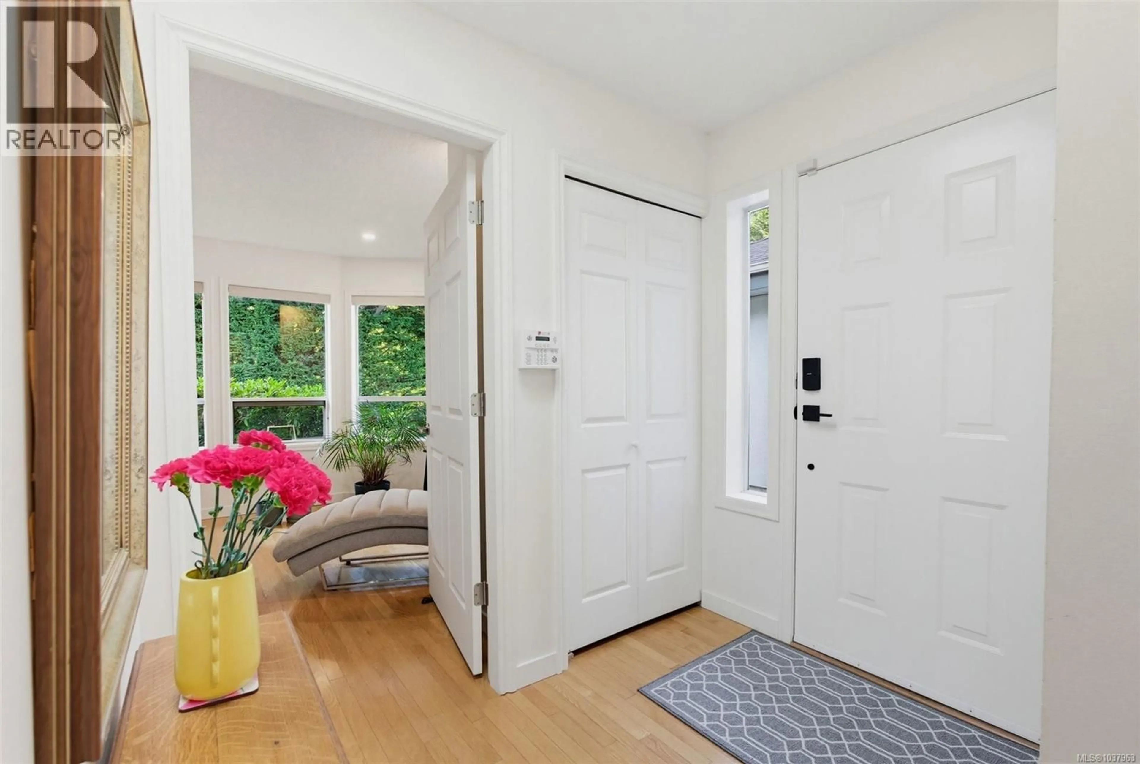 Indoor entryway for 4 - 3221 WORDSWORTH STREET, Saanich British Columbia V8P4B7