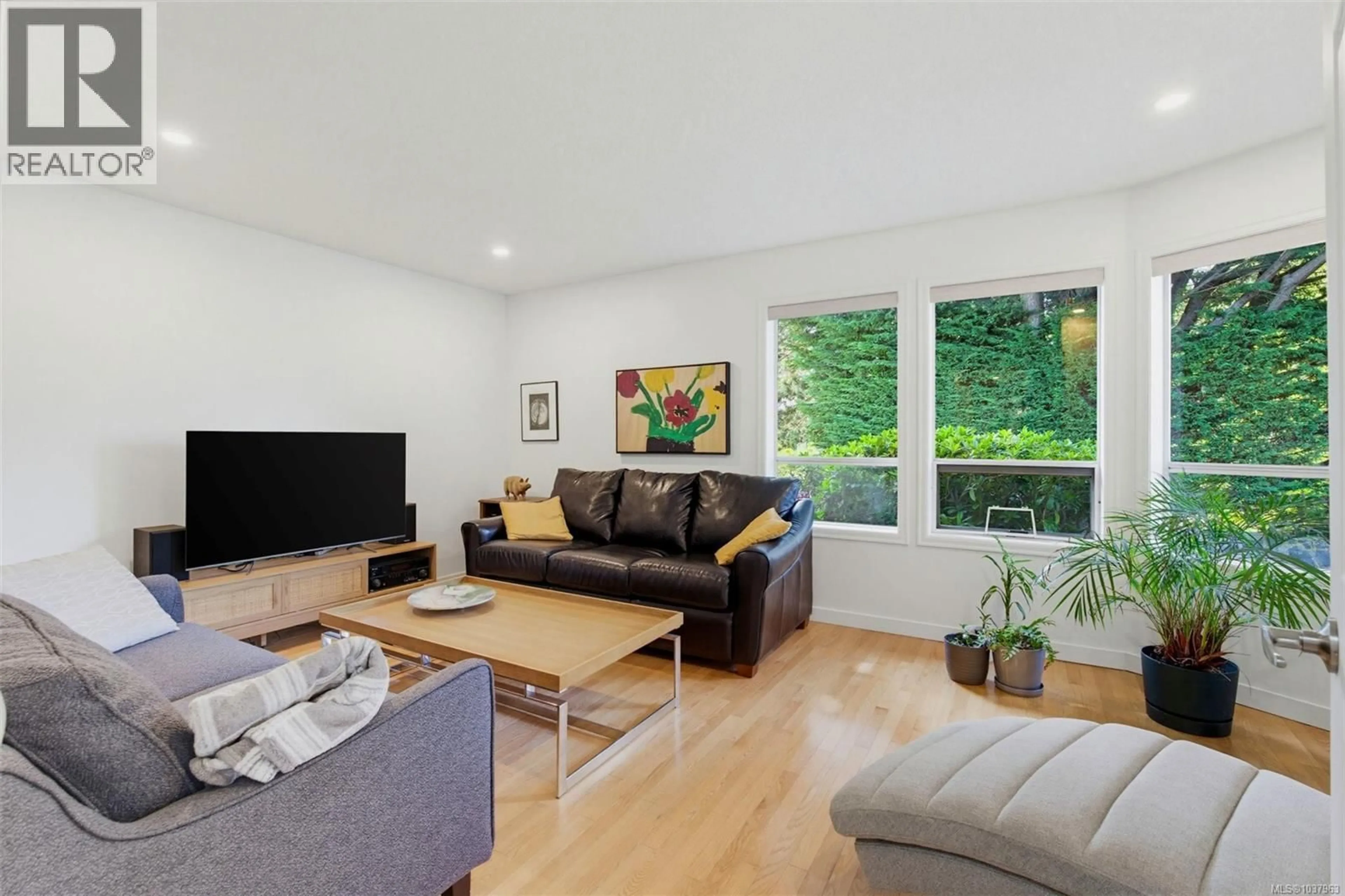 Living room with furniture, wood/laminate floor for 4 - 3221 WORDSWORTH STREET, Saanich British Columbia V8P4B7