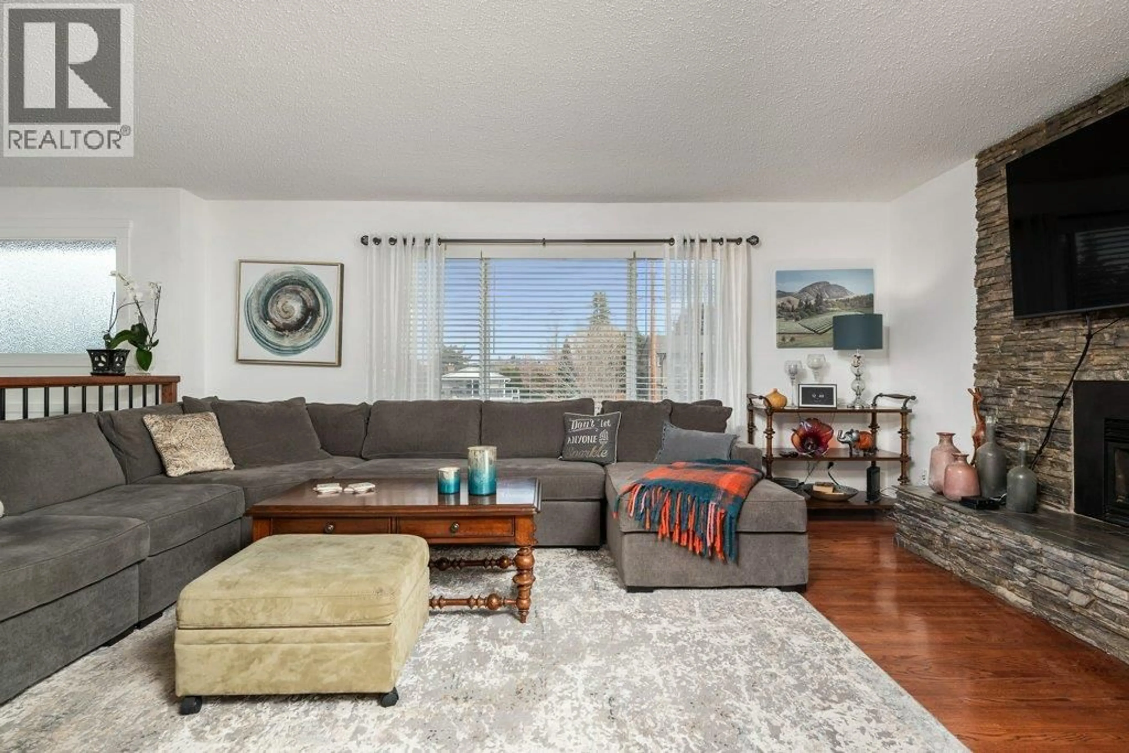 Living room with furniture, unknown for 3211 ESQUIRE ROAD, Ellison British Columbia V1X6M9