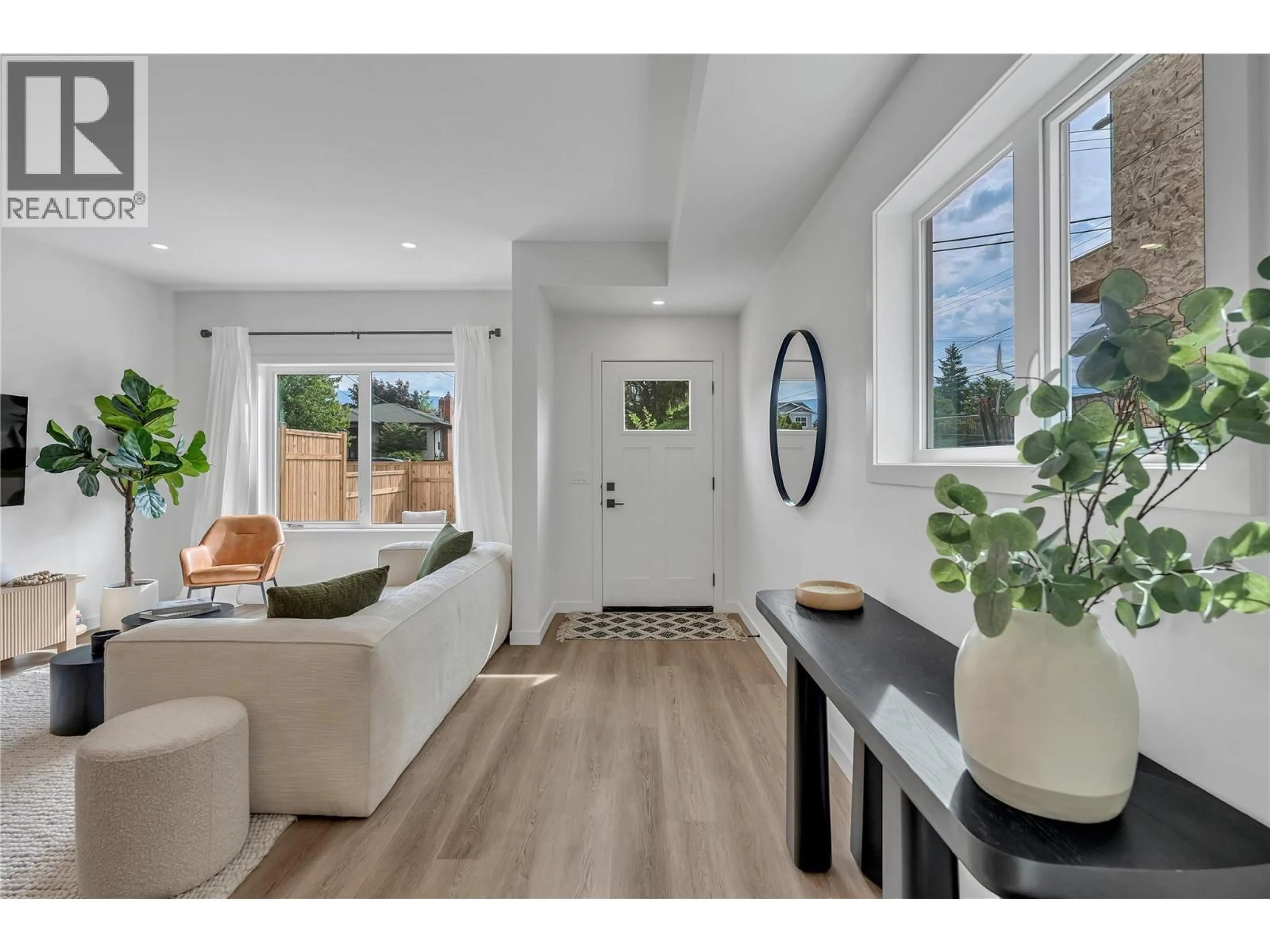 Indoor entryway for 104 - 695 VICTORIA DRIVE, Penticton British Columbia V2A5N5