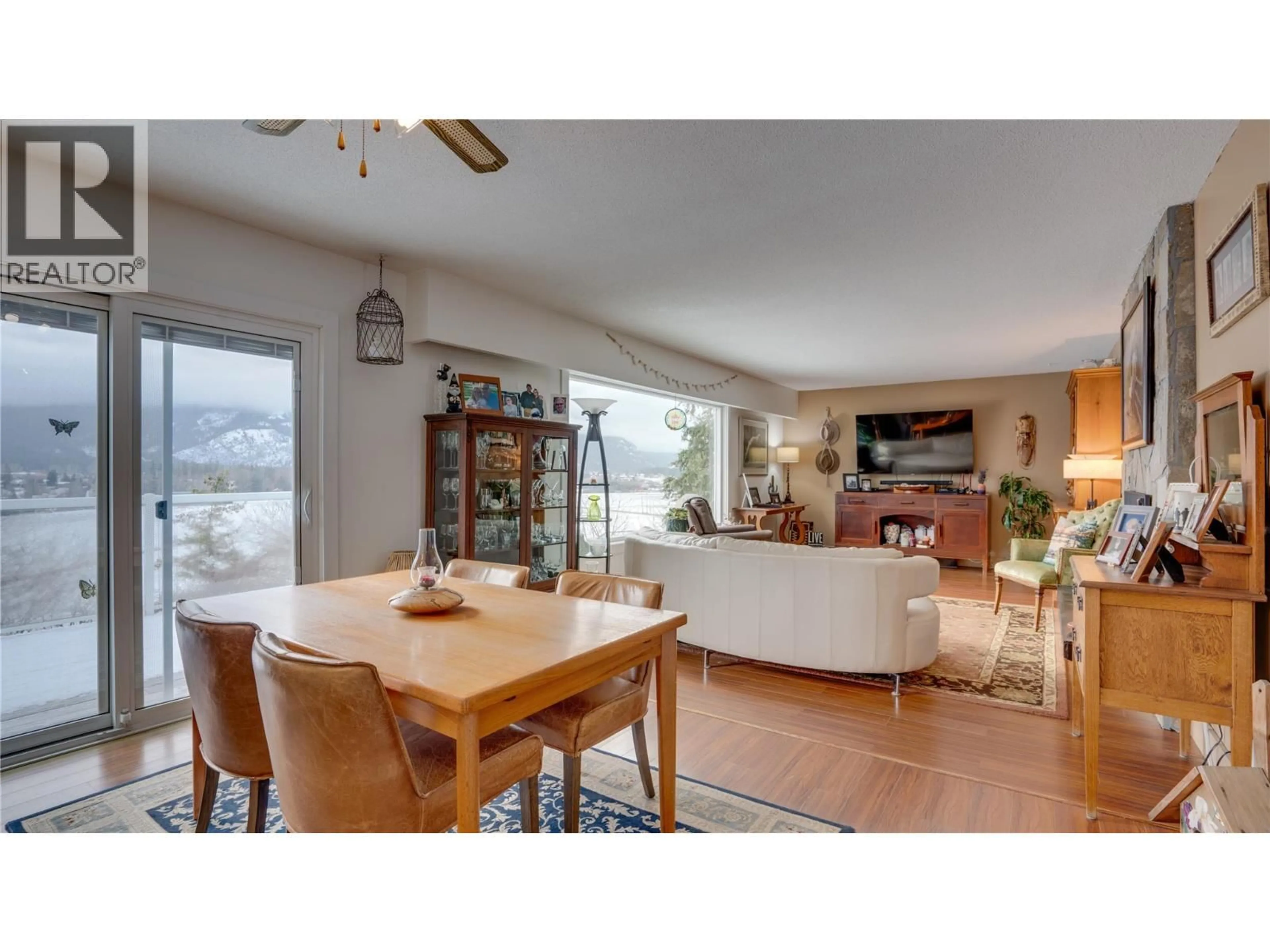 Living room with furniture, wood/laminate floor for 4094 LANSDOWNE ROAD, Spallumcheen British Columbia V4Y0V3