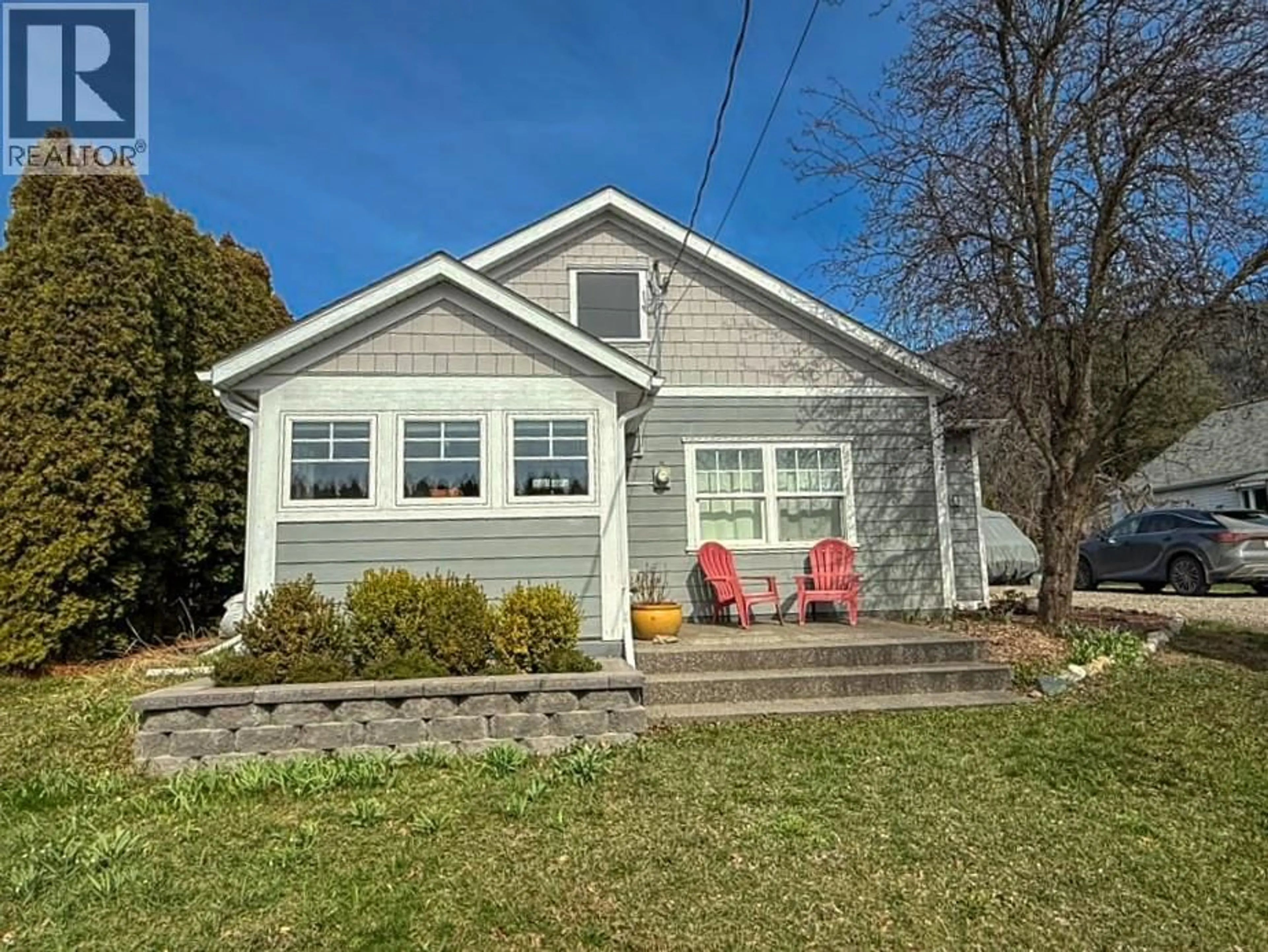 Home with vinyl exterior material, street for HILLSIDE STREET, Creston British Columbia V0B1G5