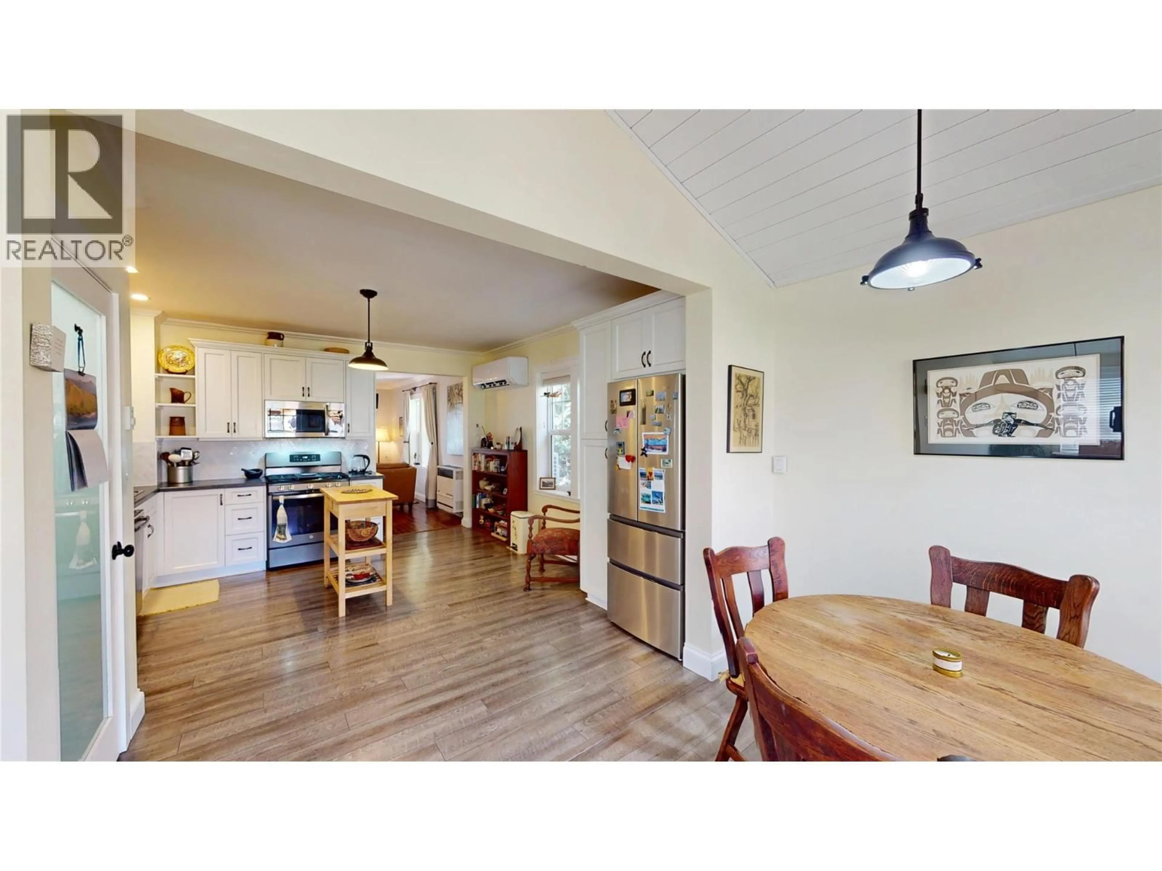 Open concept kitchen, wood/laminate floor for HILLSIDE STREET, Creston British Columbia V0B1G5