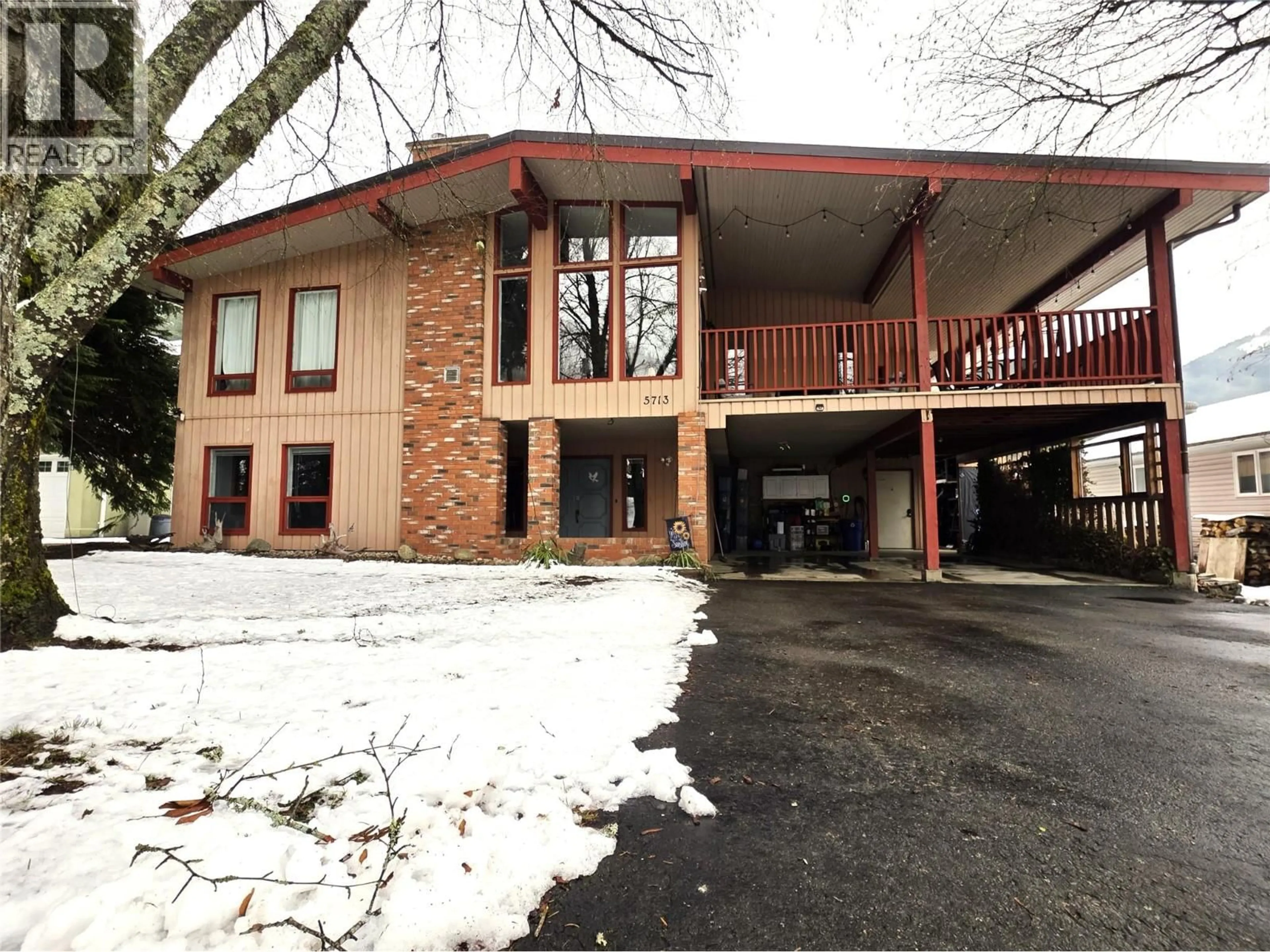 Indoor foyer for 5713 WOODLAND DRIVE, Nelson British Columbia V1L6Y2