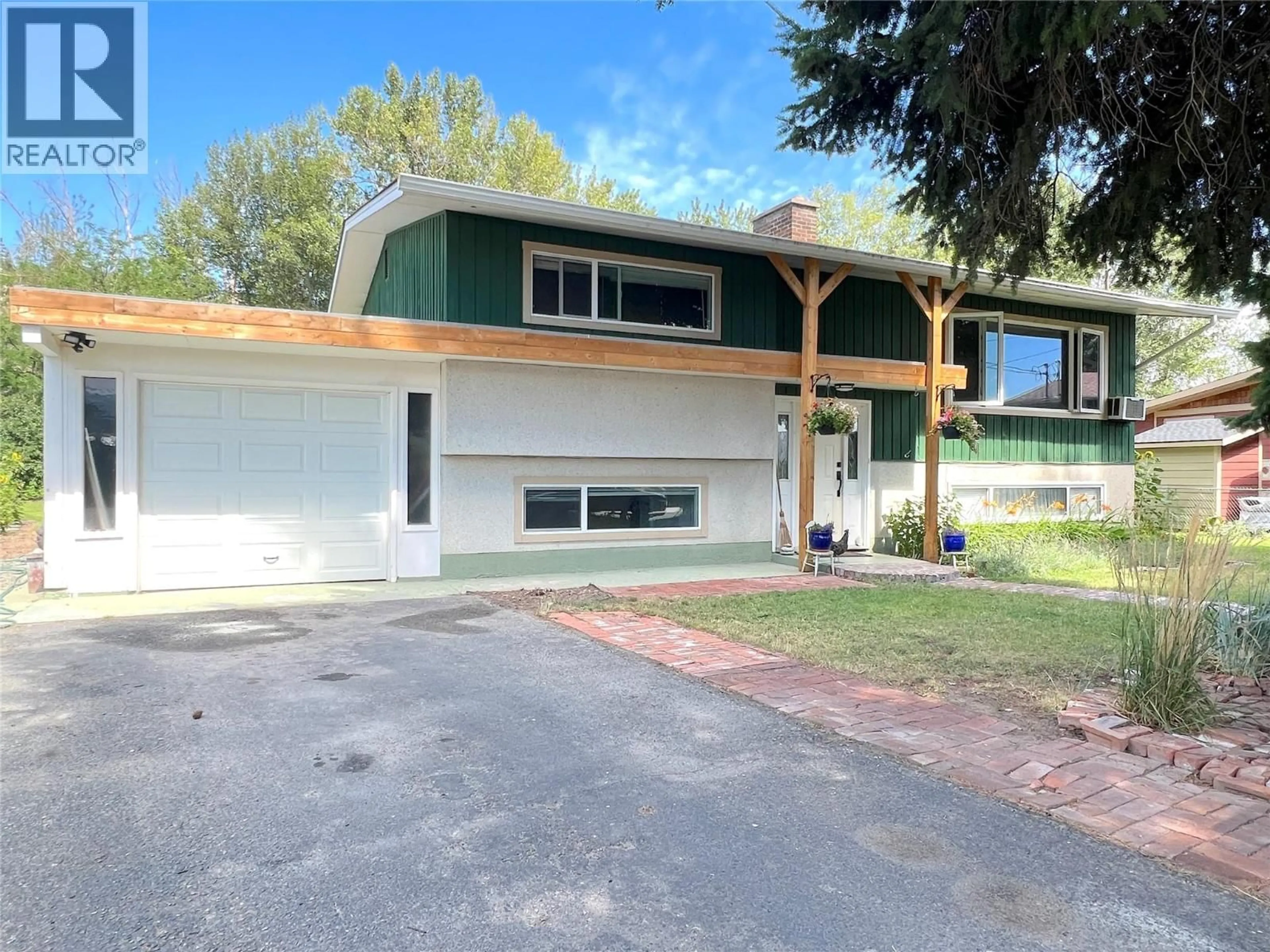 Home with vinyl exterior material, street for 4030 SAN CLEMENTE AVENUE, Peachland British Columbia V0H1X6