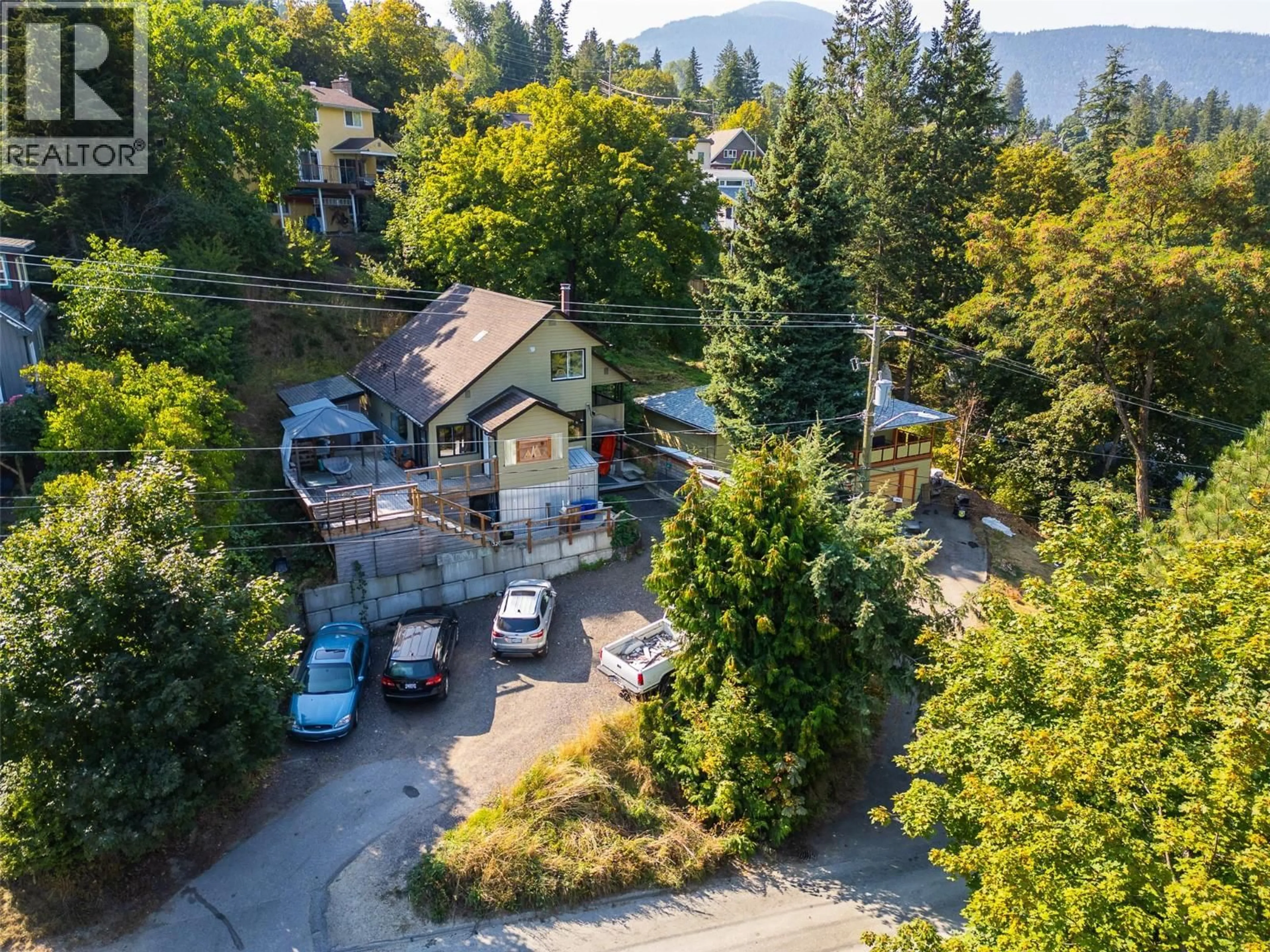 A pic from outside/outdoor area/front of a property/back of a property/a pic from drone, mountain view for 320 CHATHAM STREET, Nelson British Columbia V1L3Z2