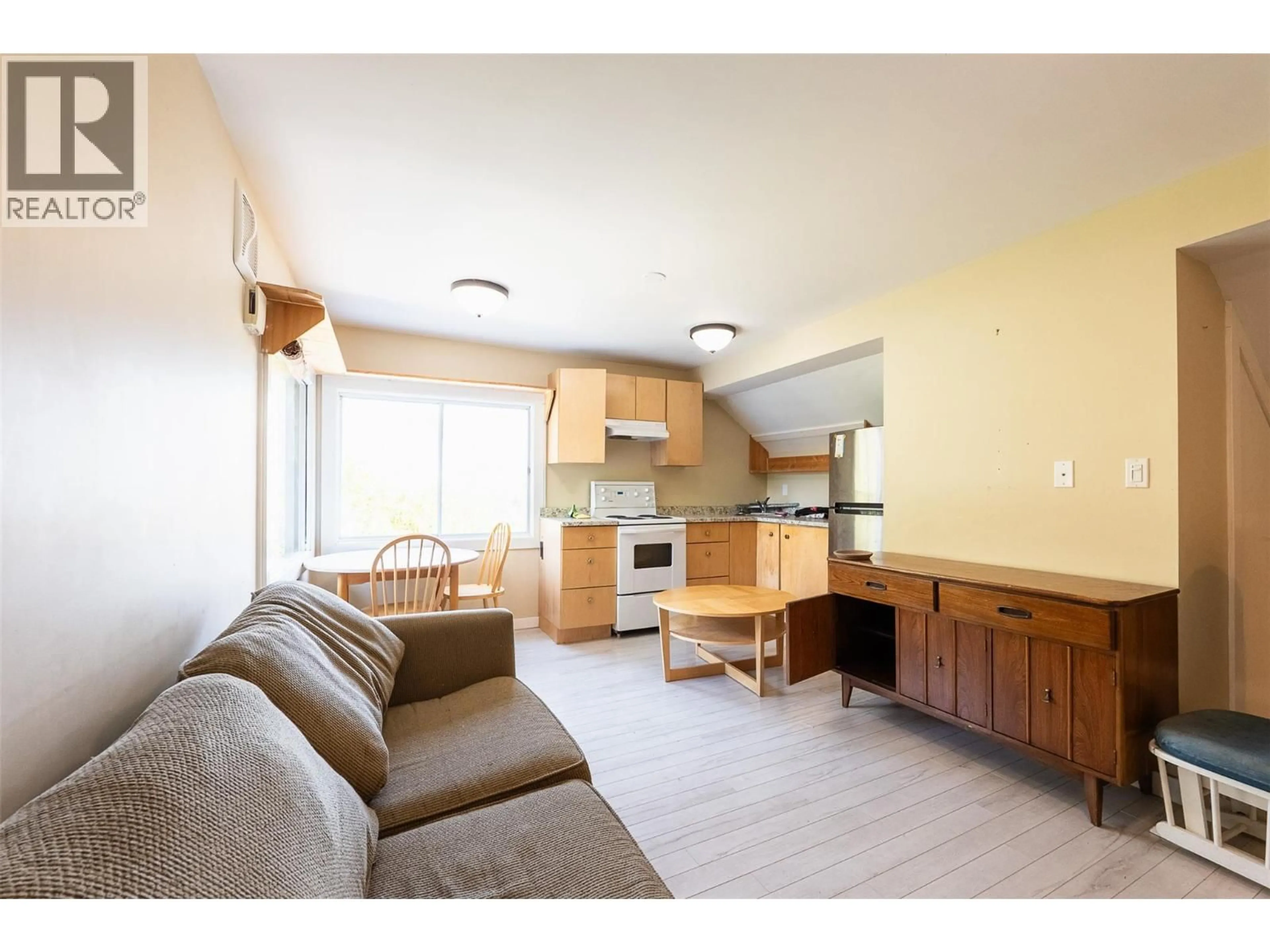 Living room with furniture, wood/laminate floor for 320 CHATHAM STREET, Nelson British Columbia V1L3Z2