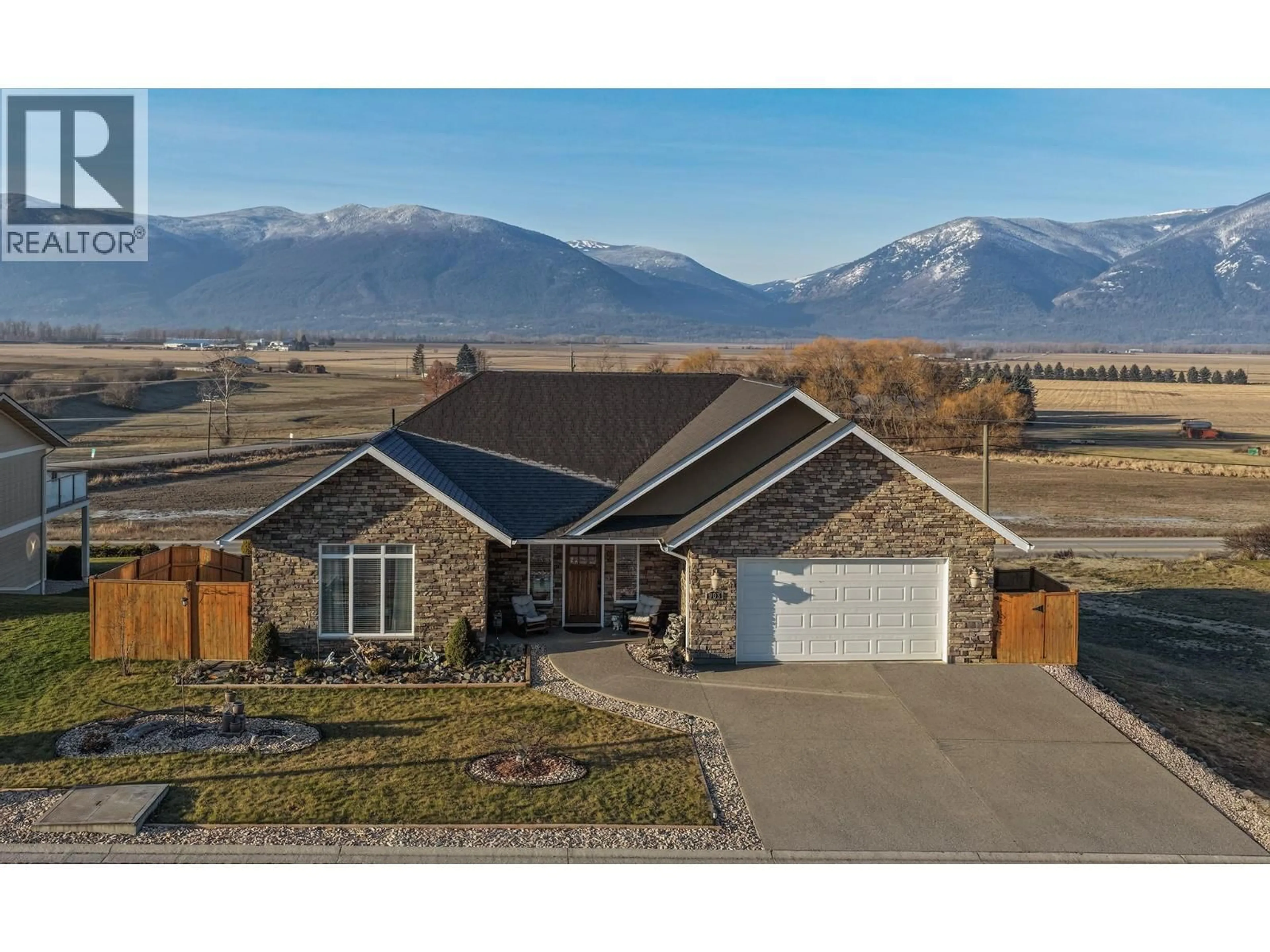 A pic from outside/outdoor area/front of a property/back of a property/a pic from drone, mountain view for 903 SELKIRK DRIVE, Creston British Columbia V0B1G0