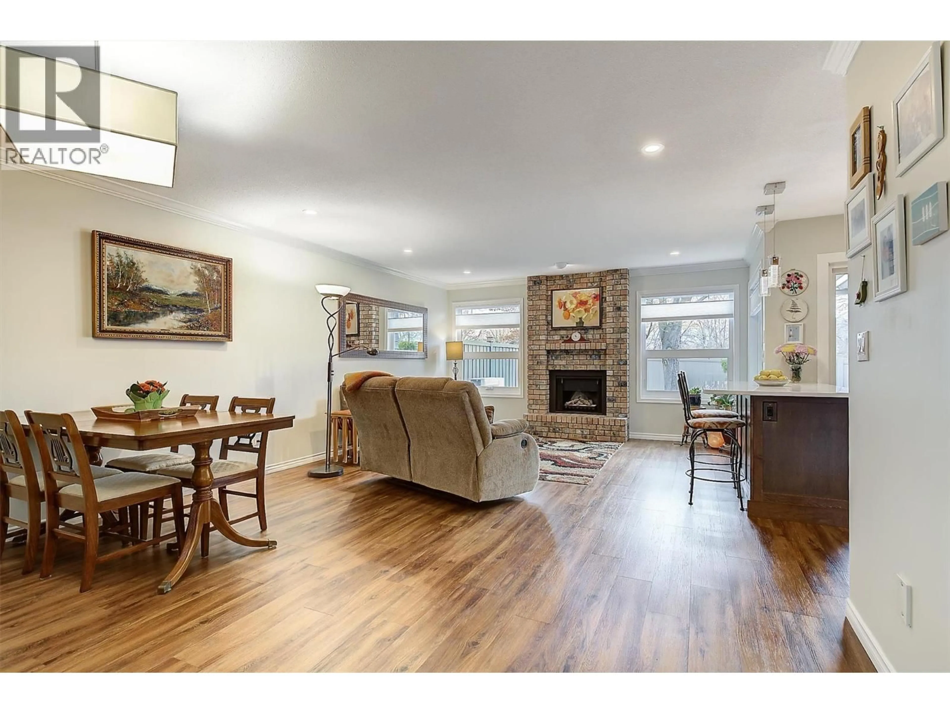 Living room with furniture, wood/laminate floor for 25 - 1530 KELGLEN STREET, Kelowna British Columbia V1Y6K7