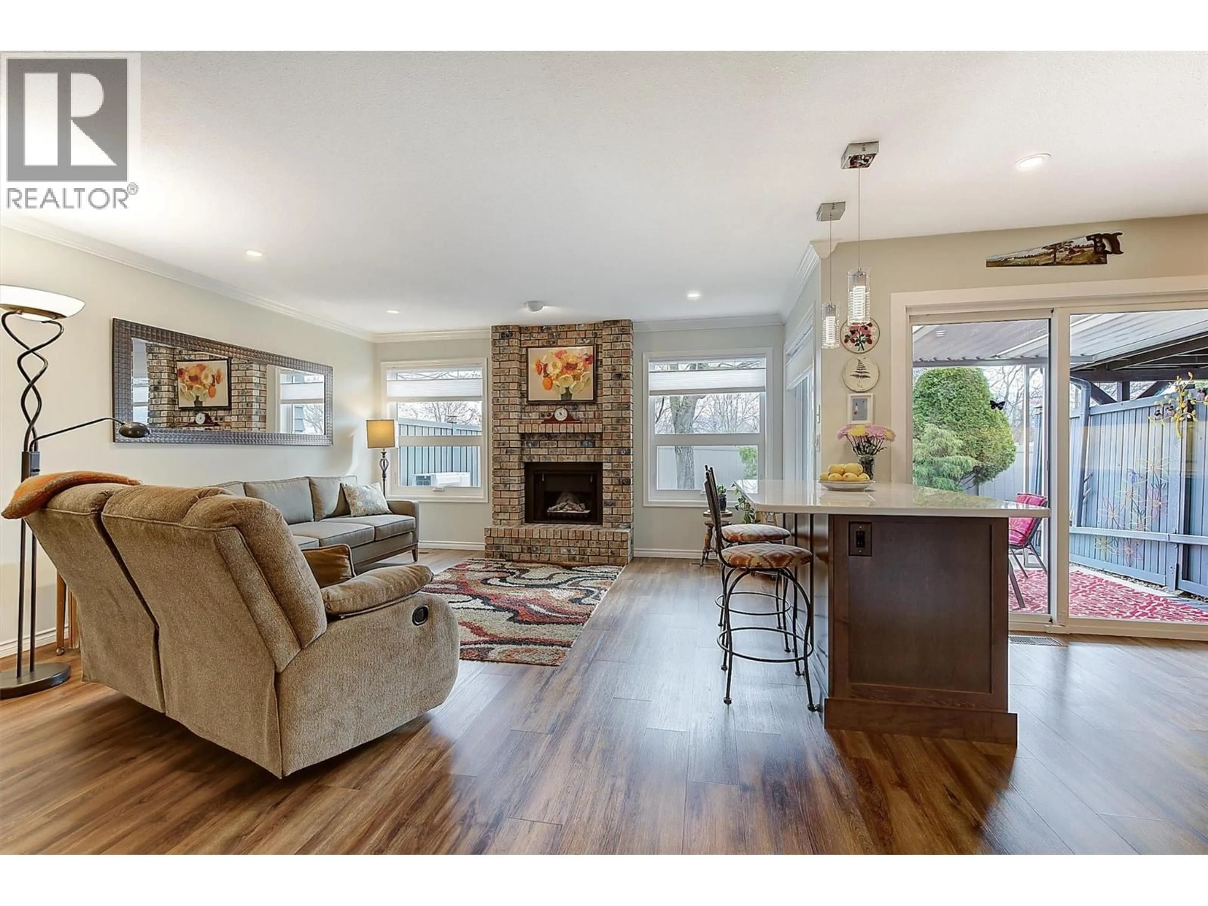 Living room with furniture, wood/laminate floor for 25 - 1530 KELGLEN STREET, Kelowna British Columbia V1Y6K7