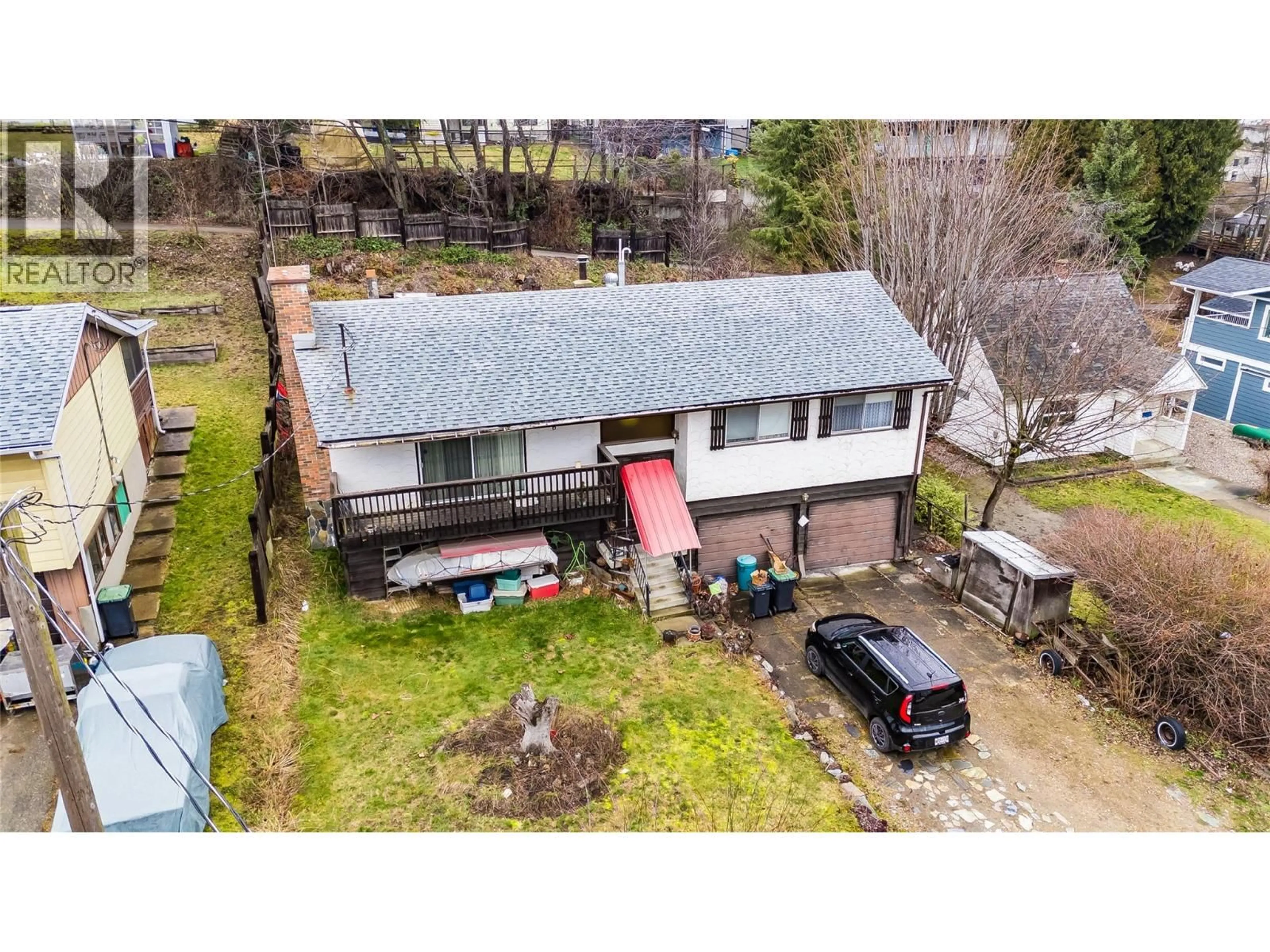 A pic from outside/outdoor area/front of a property/back of a property/a pic from drone, street for 626 9TH AVENUE, Castlegar British Columbia V1N1M4