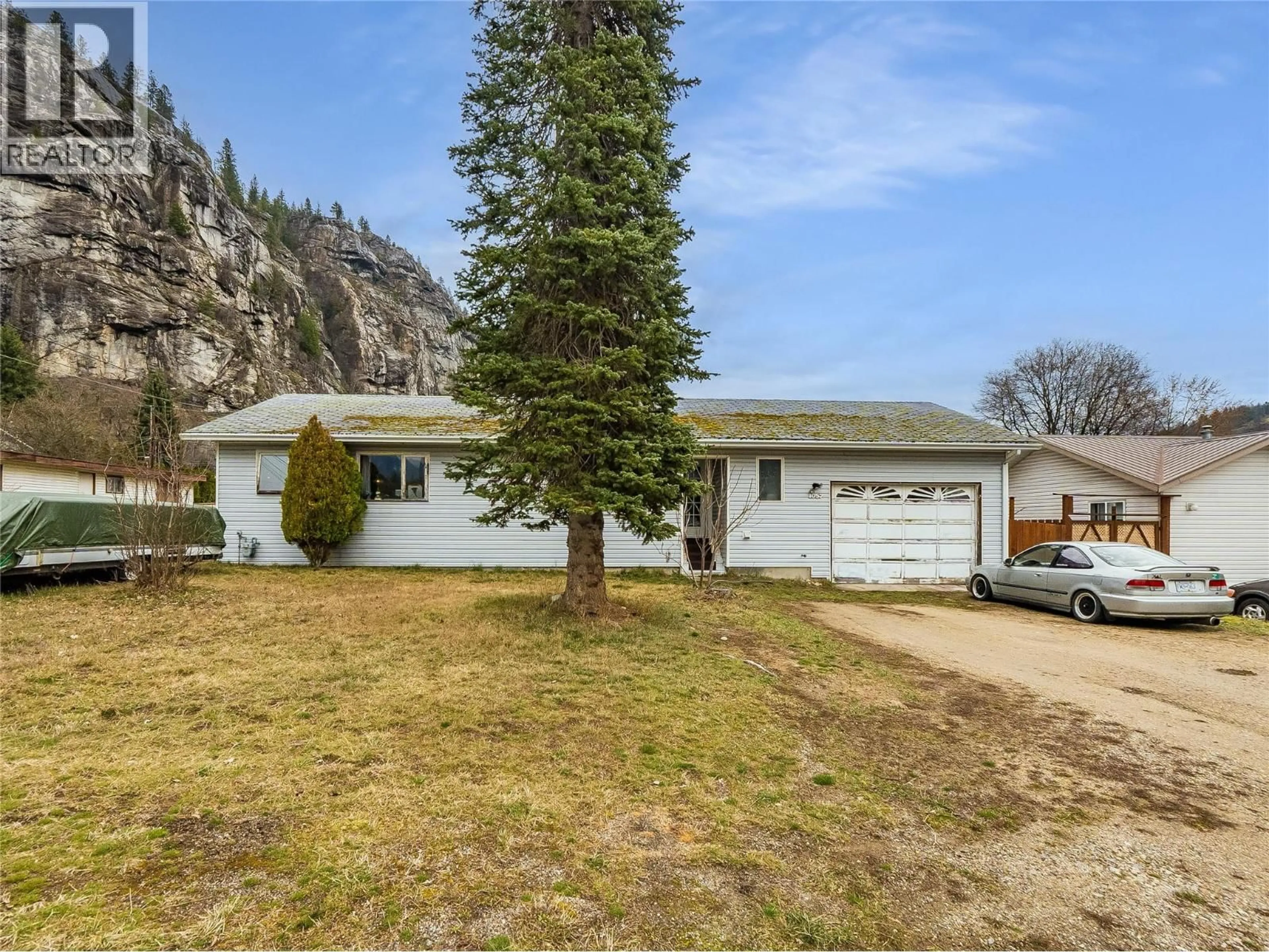 A pic from outside/outdoor area/front of a property/back of a property/a pic from drone, mountain view for 1057 QUANCE STREET, Castlegar British Columbia V0G1X0