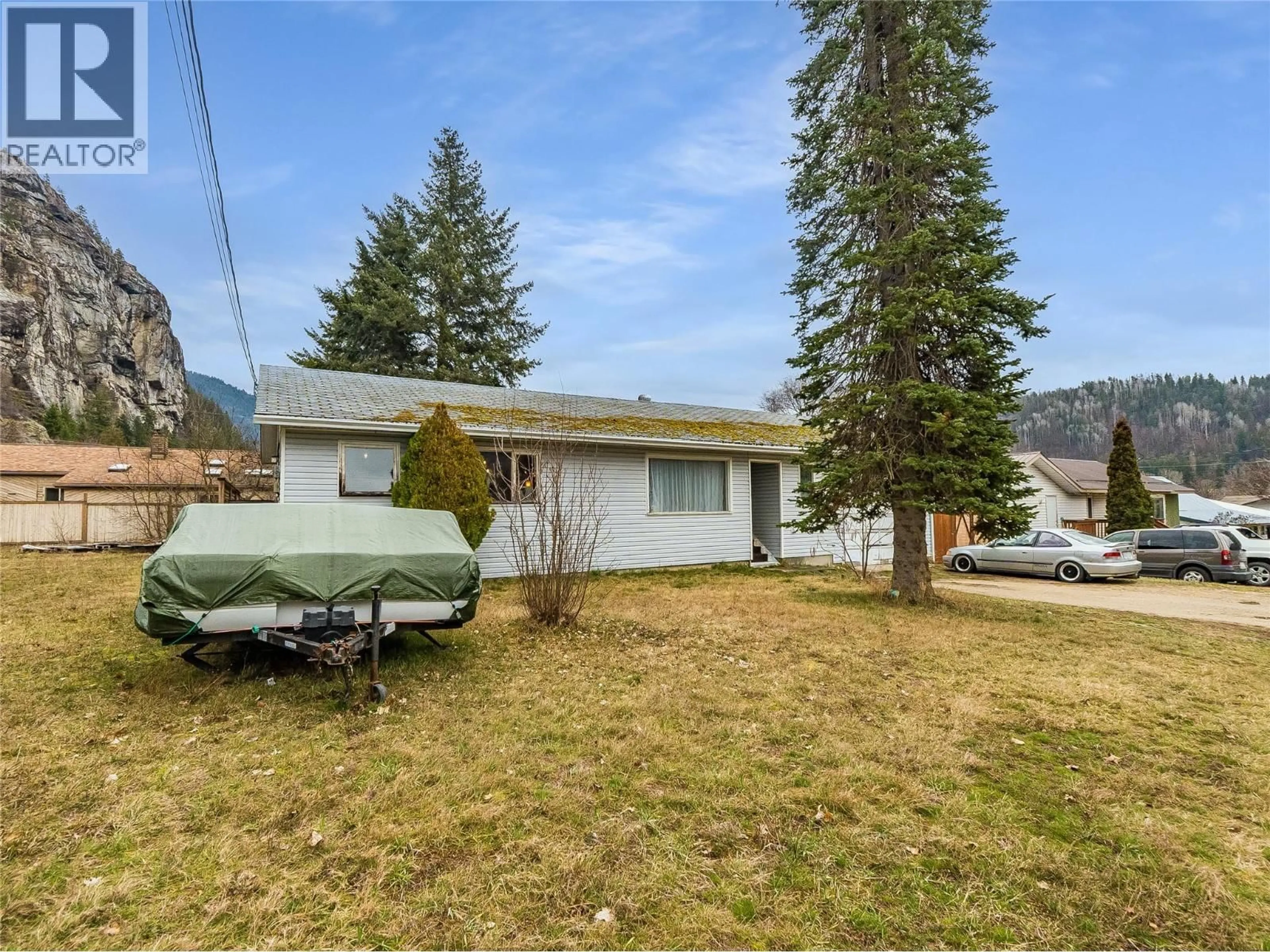 A pic from outside/outdoor area/front of a property/back of a property/a pic from drone, mountain view for 1057 QUANCE STREET, Castlegar British Columbia V0G1X0