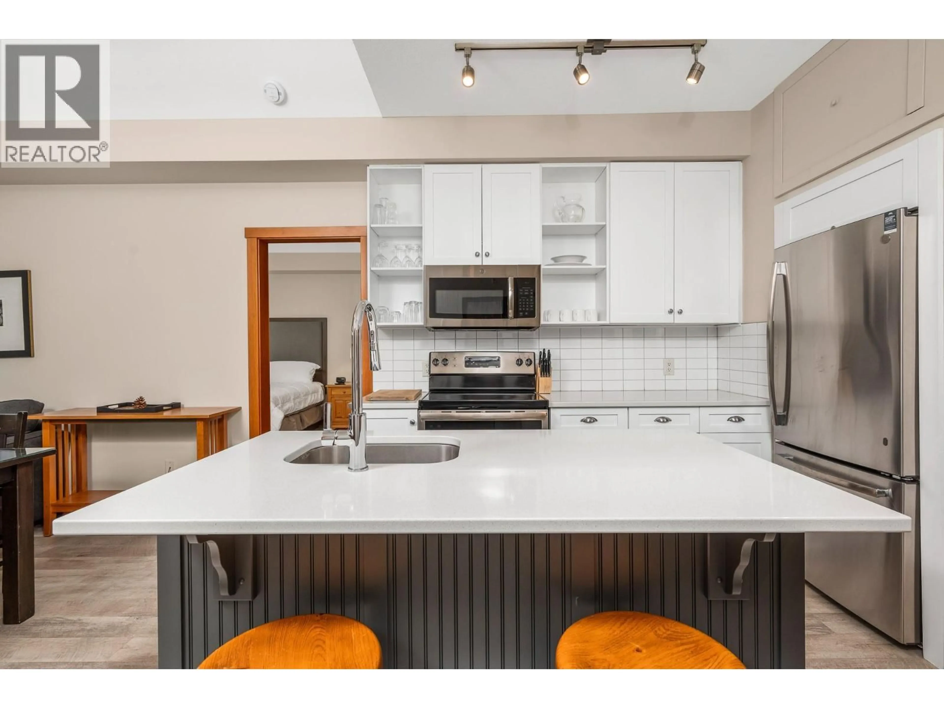Open concept kitchen, ceramic/tile floor for 433 - 101 VILLAGE CENTRE COURT, Vernon British Columbia V1H1Y8