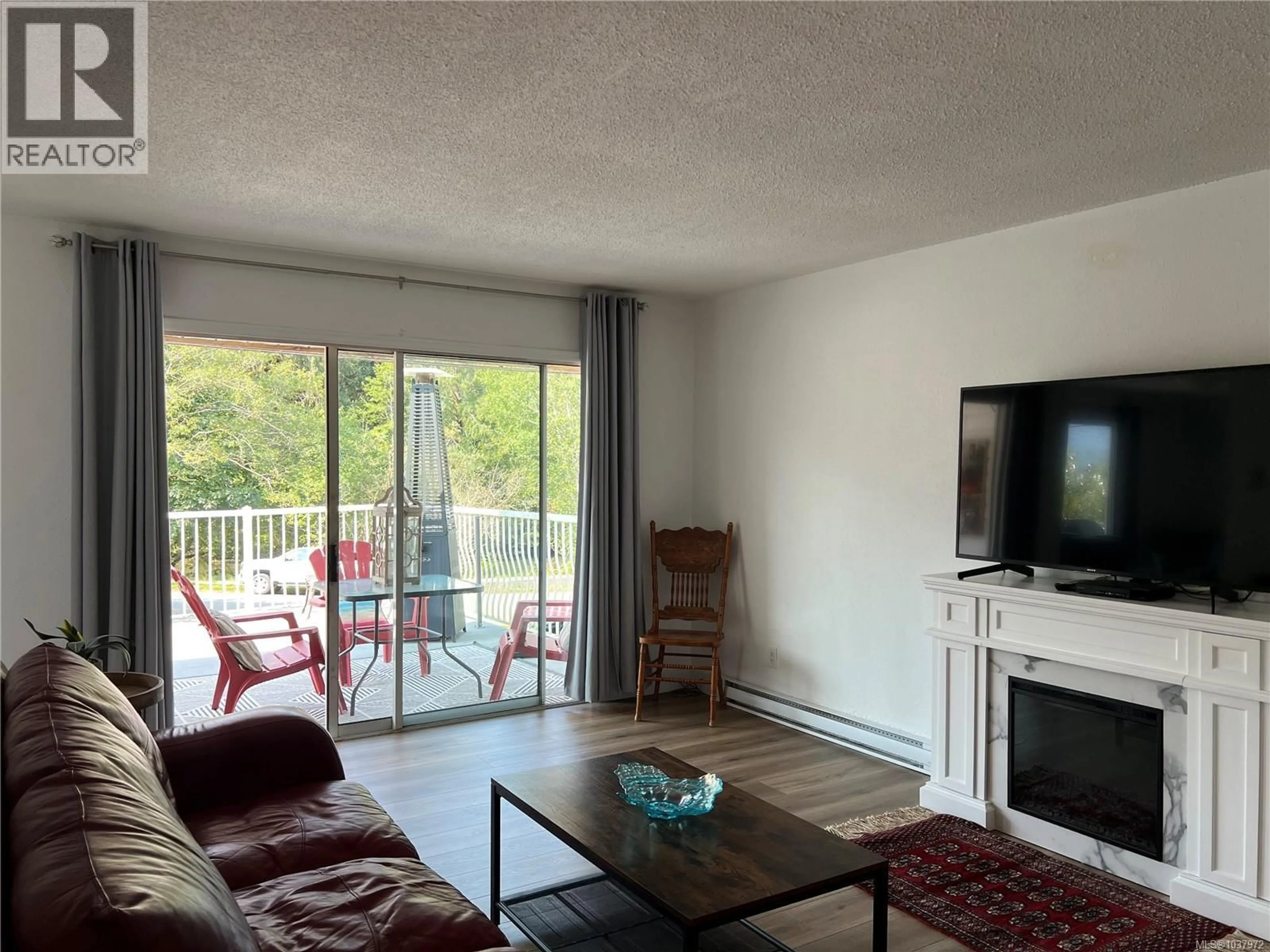 Living room with furniture, wood/laminate floor for 537 MAQUINNA DRIVE NORTH, Tahsis British Columbia V0P1X0