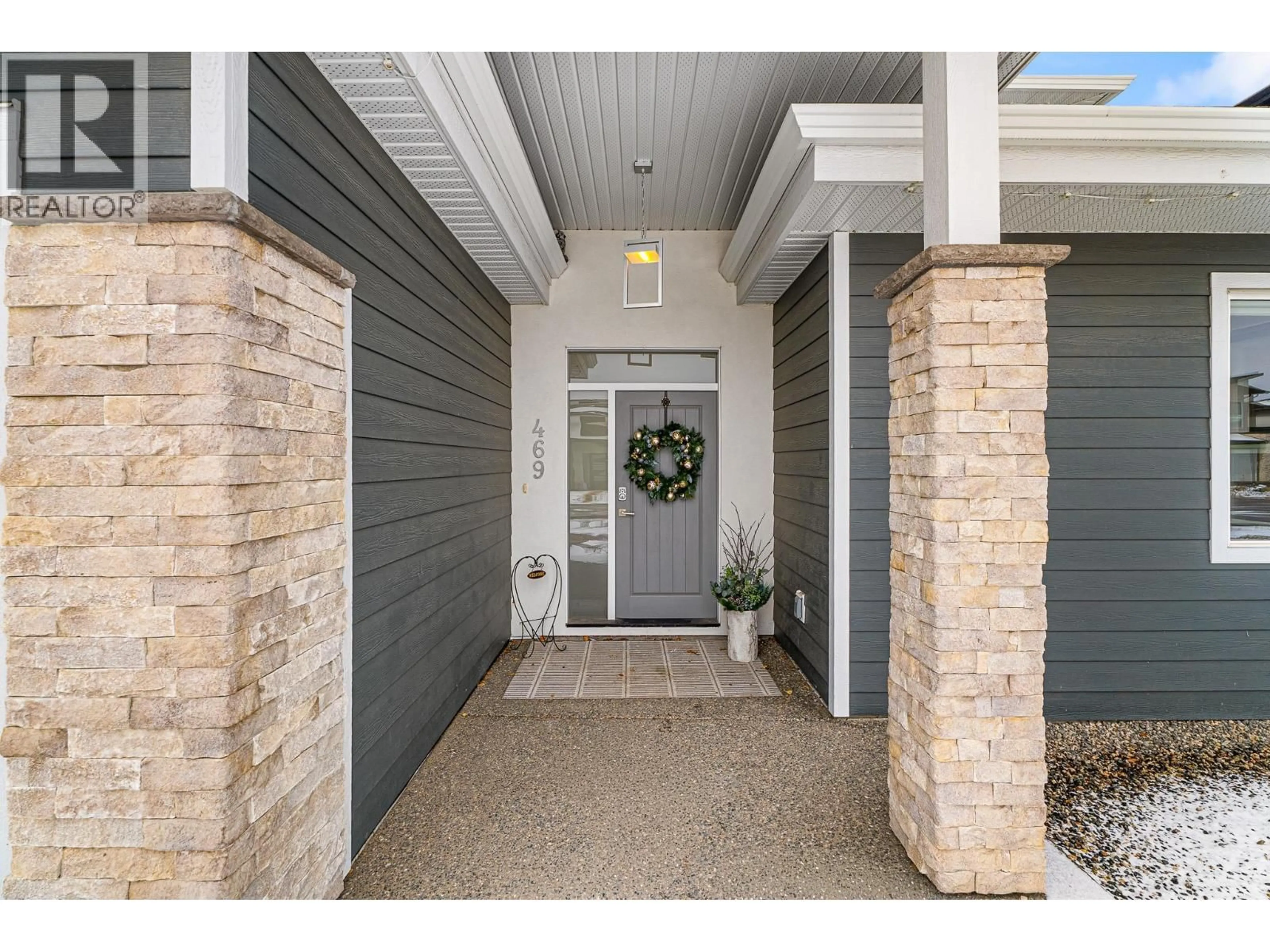 Indoor entryway for 469 EDINBURGH BOULEVARD, Kamloops British Columbia V1S0E6