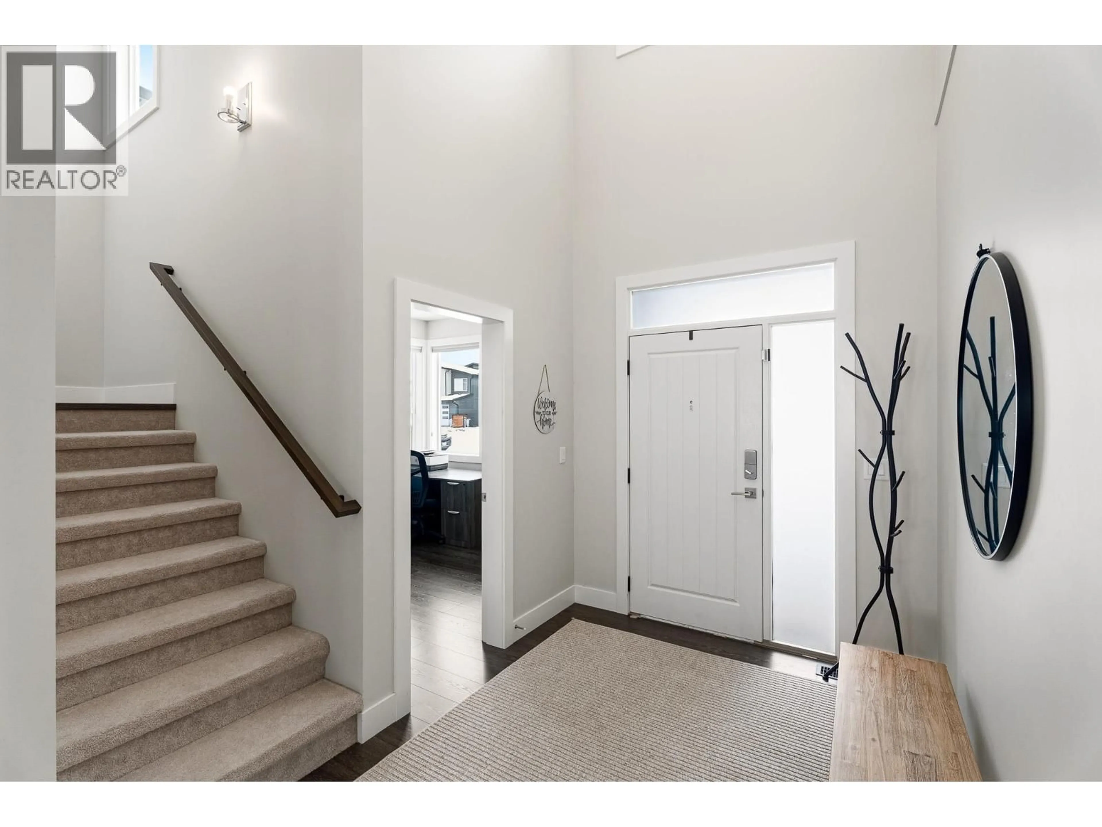 Indoor foyer for 469 EDINBURGH BOULEVARD, Kamloops British Columbia V1S0E6