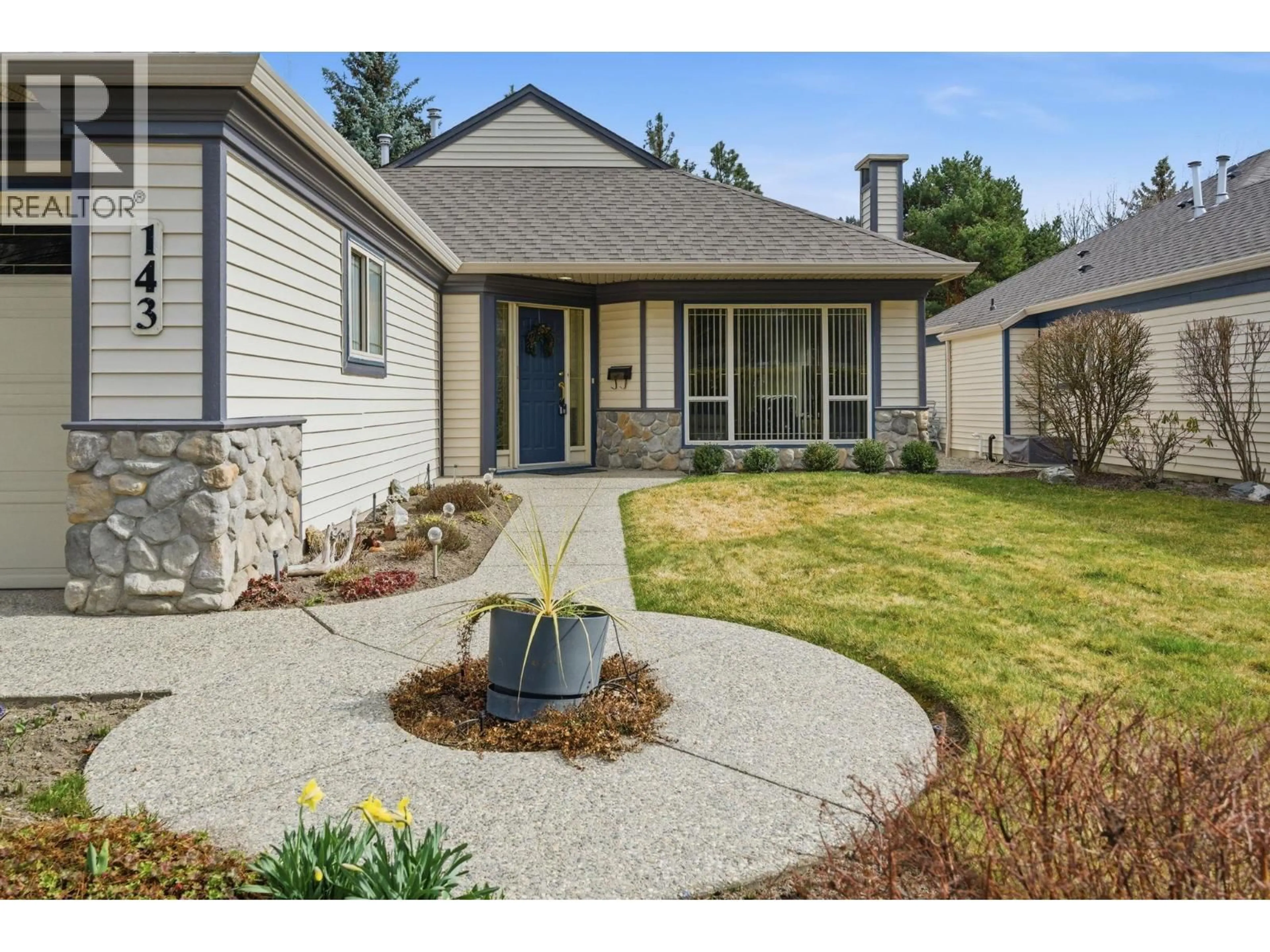 Home with vinyl exterior material, street for 143 - 550 YATES ROAD, Kelowna British Columbia V1V1Z4