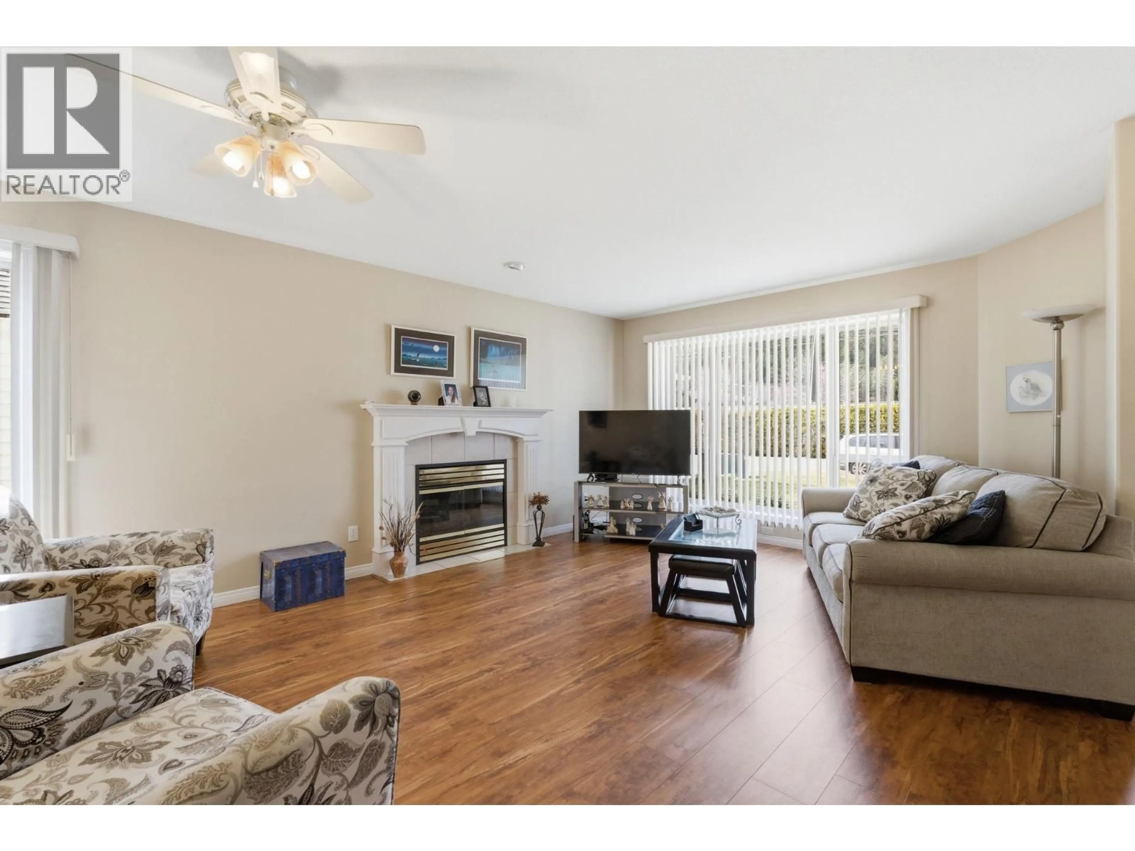 Living room with furniture, wood/laminate floor for 143 - 550 YATES ROAD, Kelowna British Columbia V1V1Z4