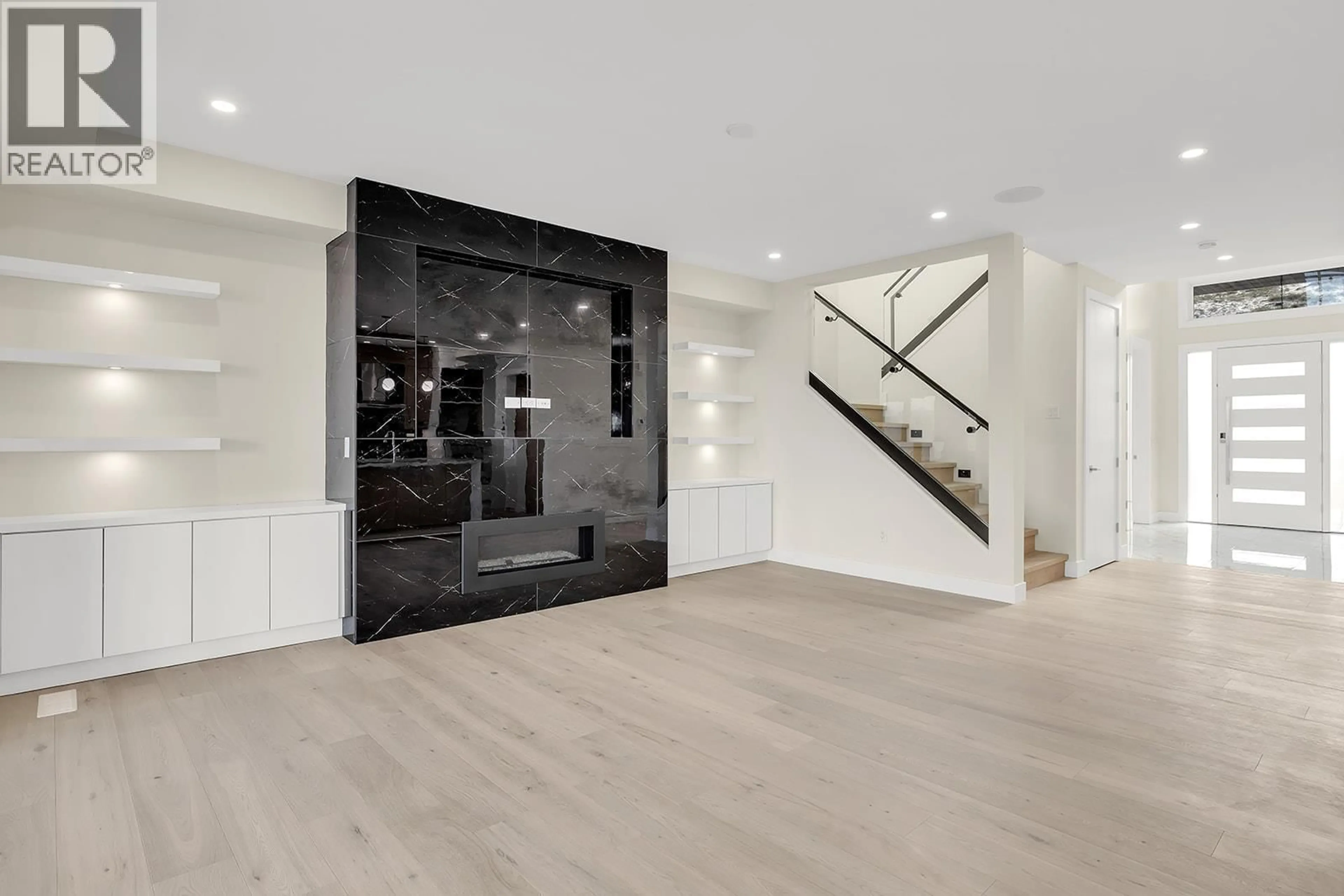 Indoor entryway for 1787 FAWN RUN DRIVE, Kelowna British Columbia V1W5N9