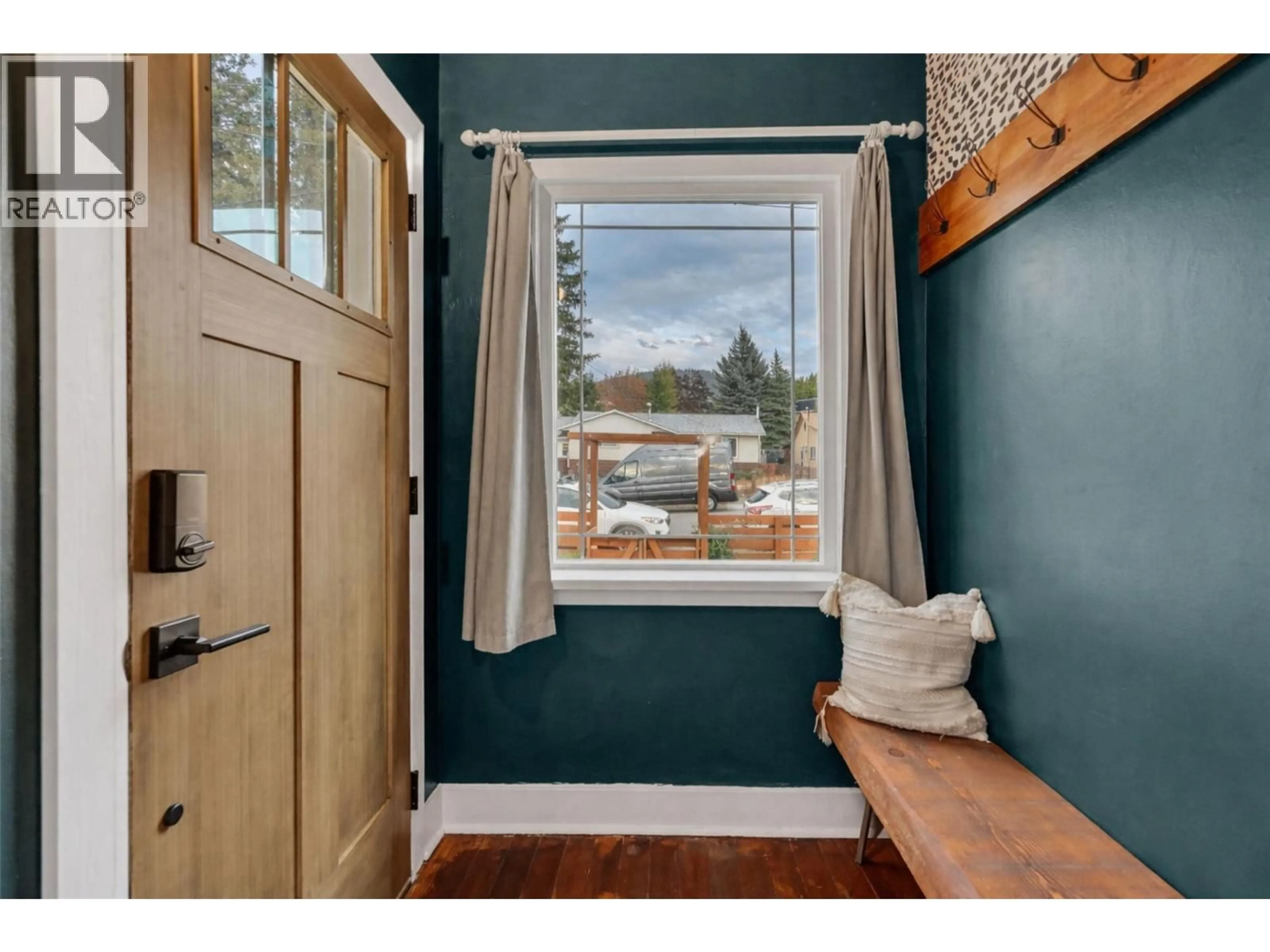 Indoor entryway for 551 BURNS STREET STREET, Penticton British Columbia V2A4W9