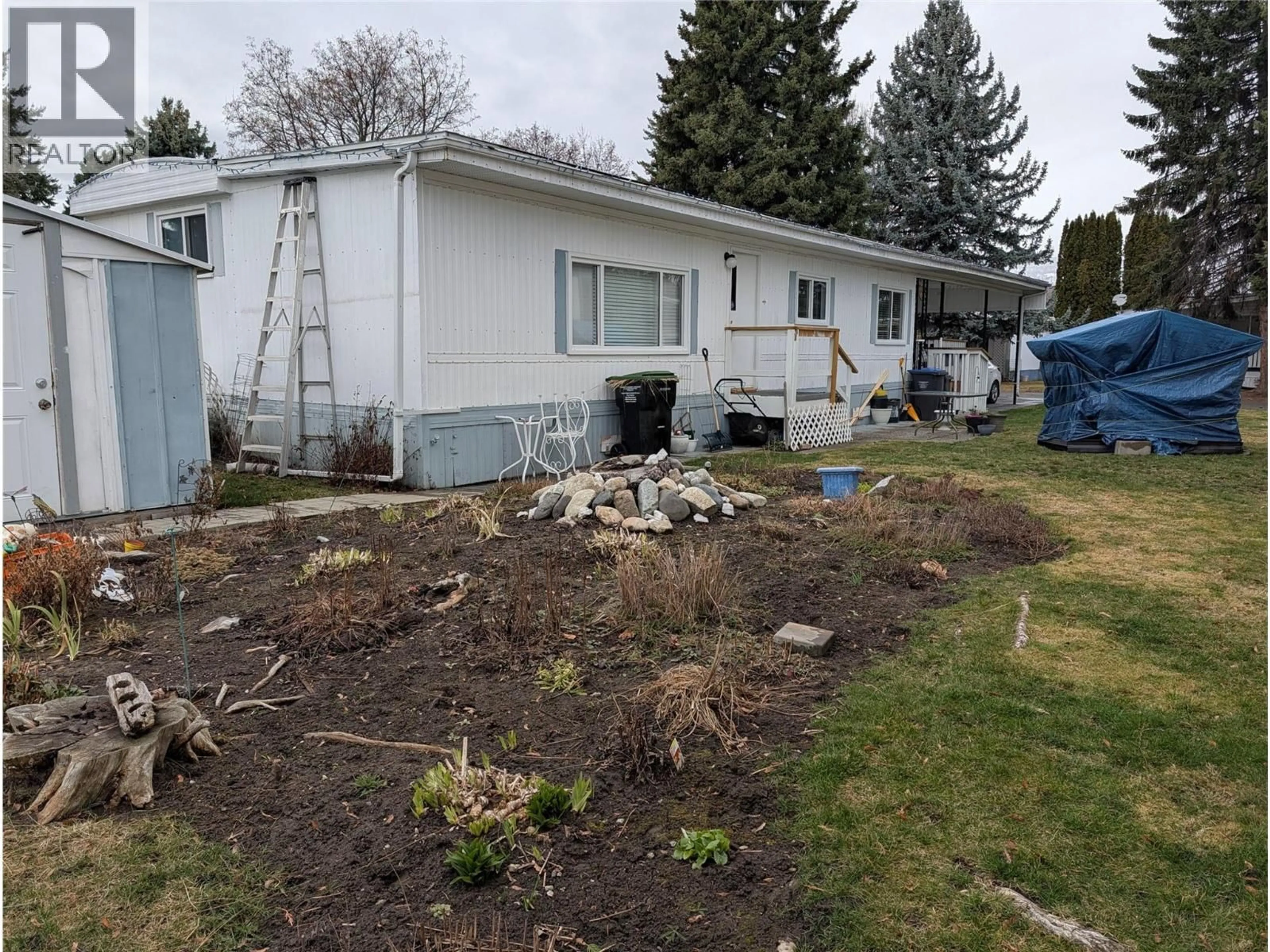 Home with vinyl exterior material, unknown for 101 - 3535 CASORSO ROAD, Kelowna British Columbia V1W3E1