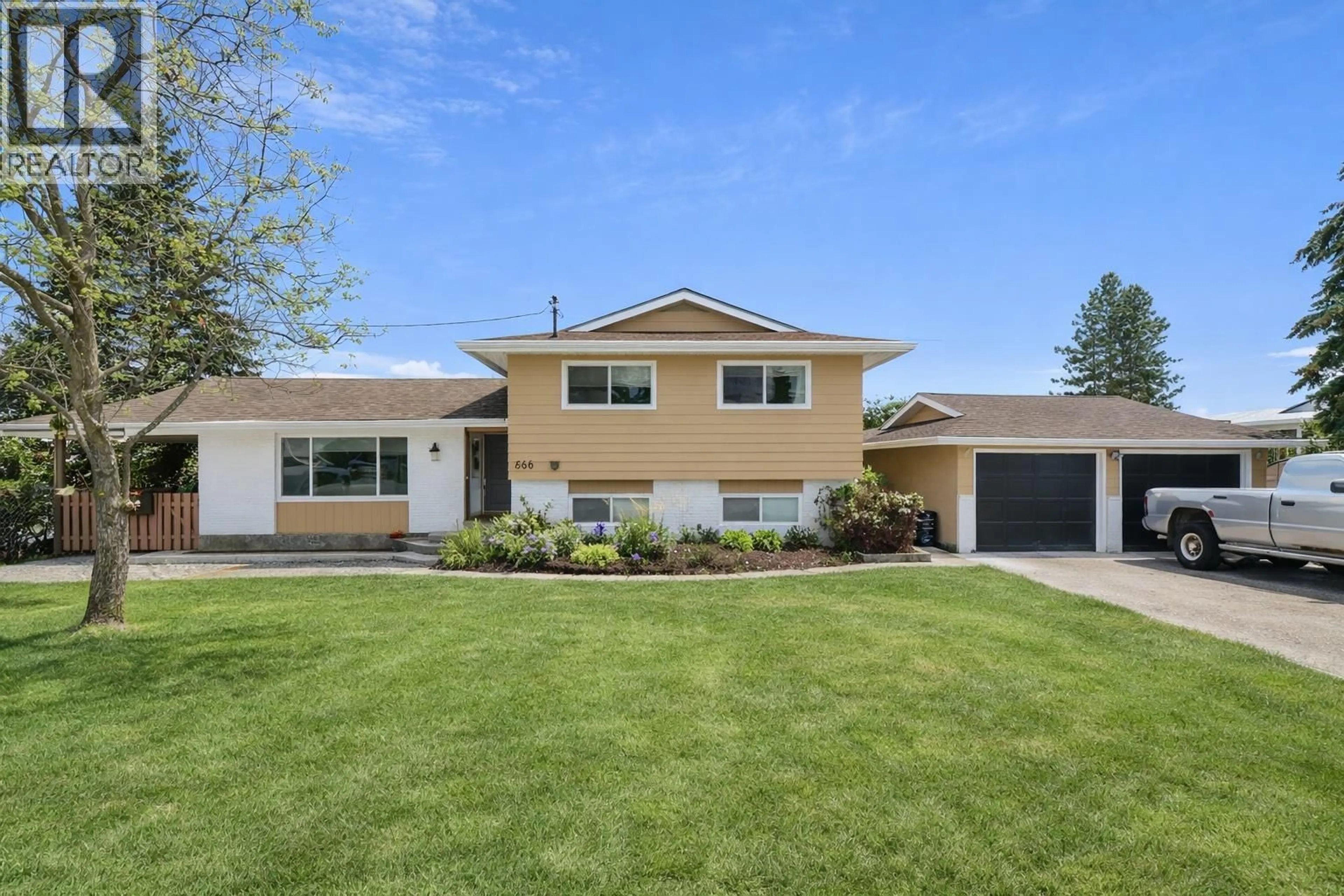 Home with vinyl exterior material, street for 668 TOZER AVENUE, Kelowna British Columbia V1W2A5