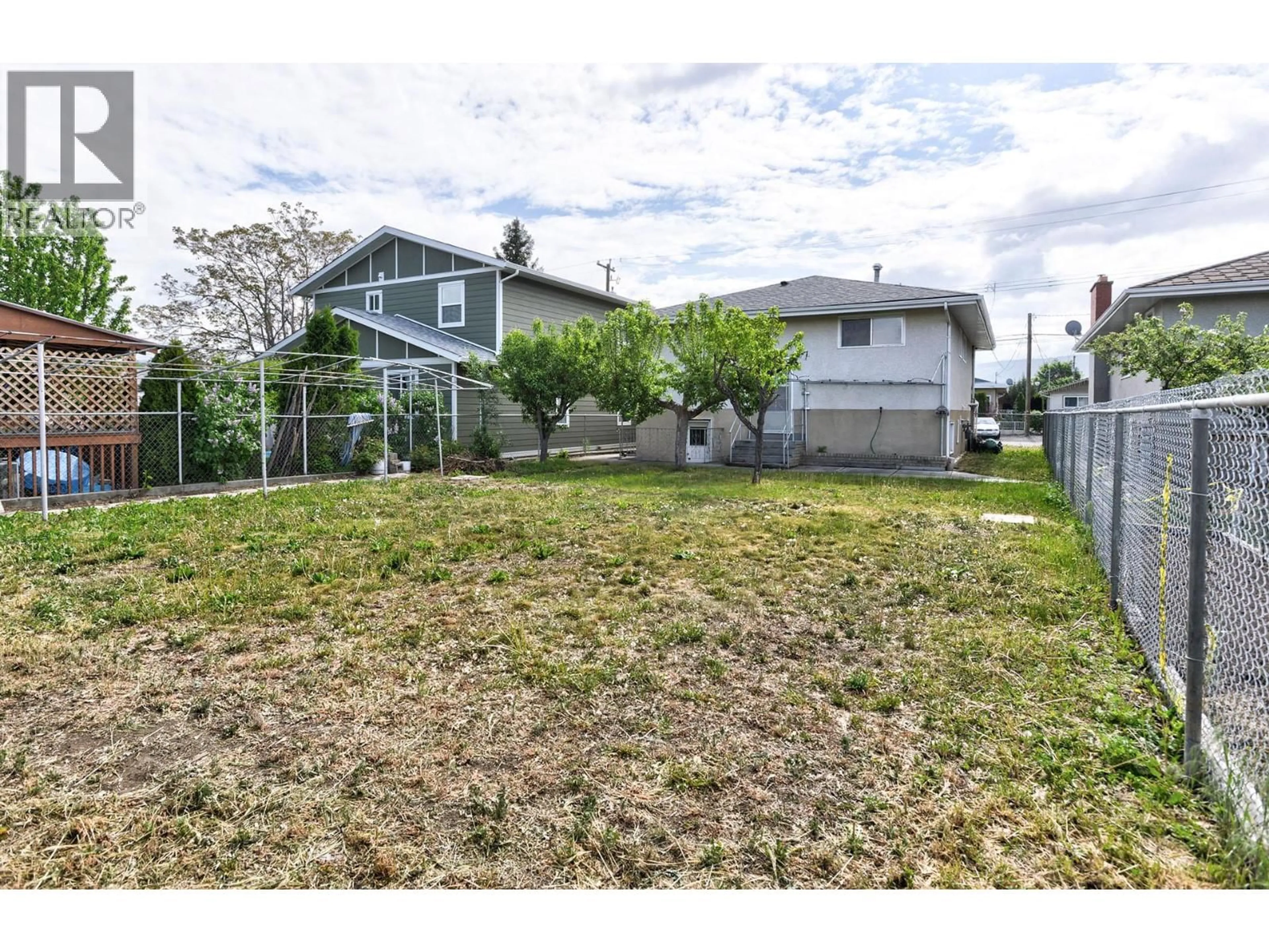 A pic from outside/outdoor area/front of a property/back of a property/a pic from drone, street for 354 WILLOW STREET, Kamloops British Columbia V2B4C9