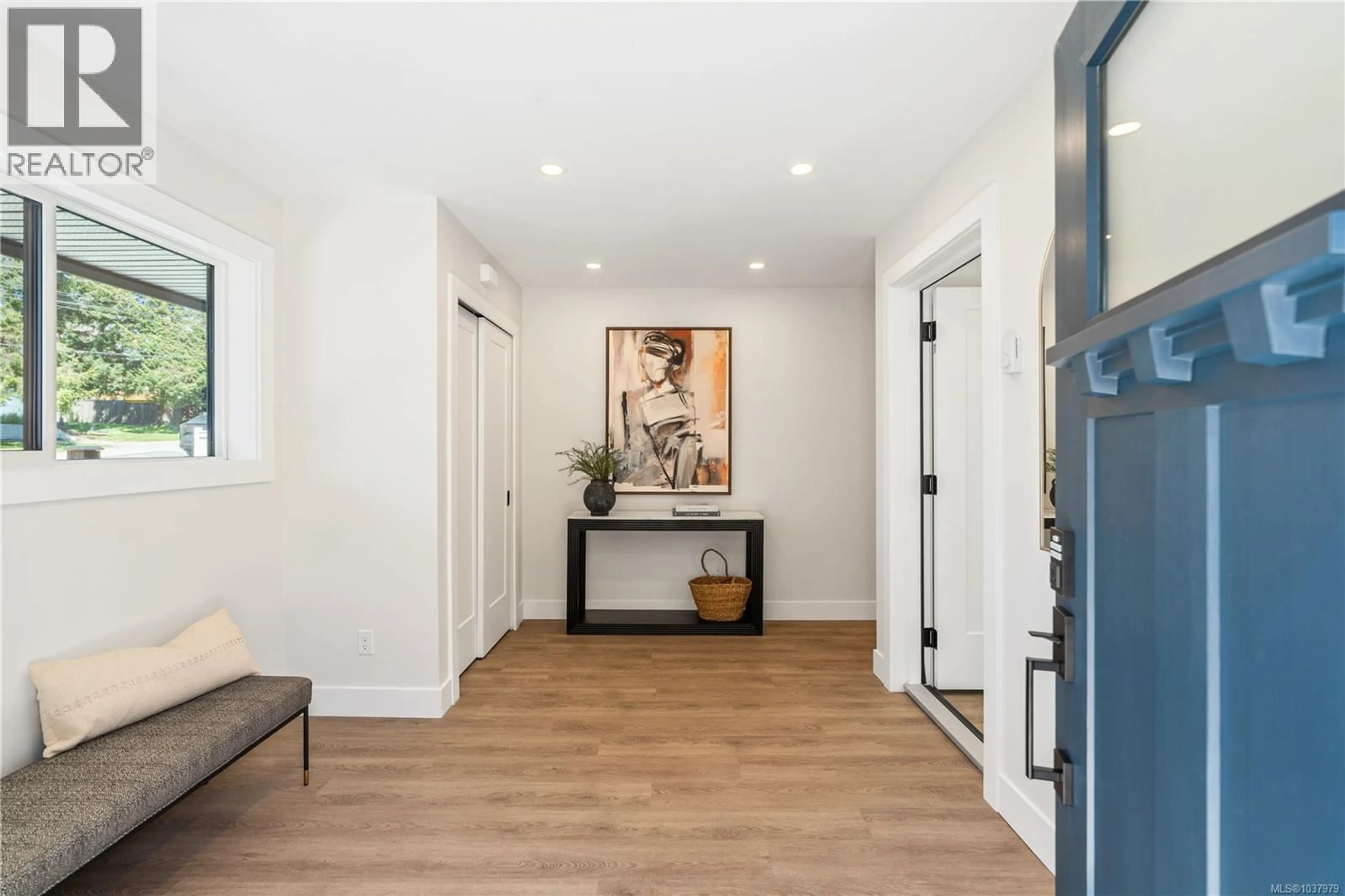 Indoor entryway for 3 - 921 DALE STREET, Saanich British Columbia V8X2V9