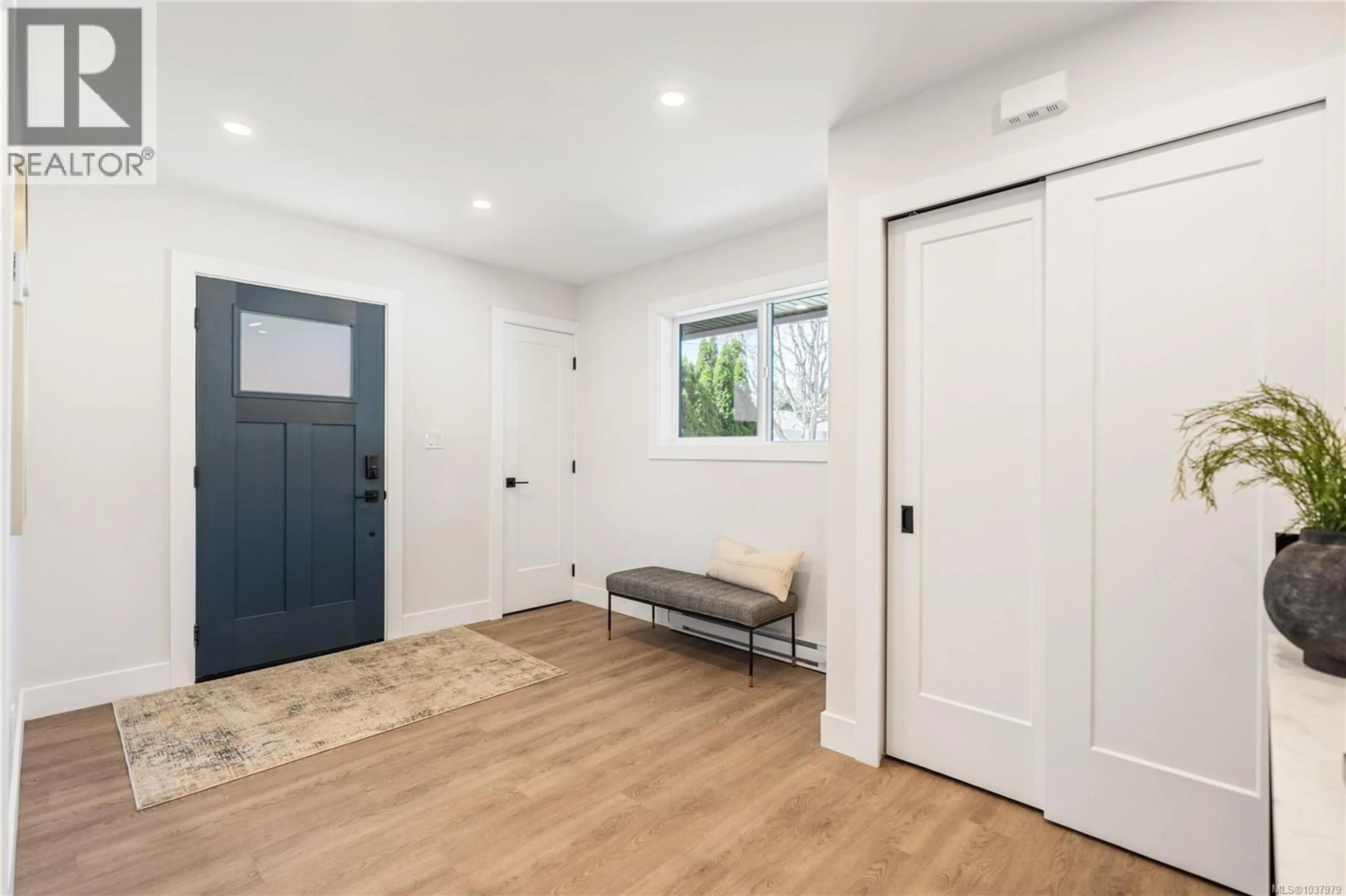 Indoor entryway for 3 - 921 DALE STREET, Saanich British Columbia V8X2V9