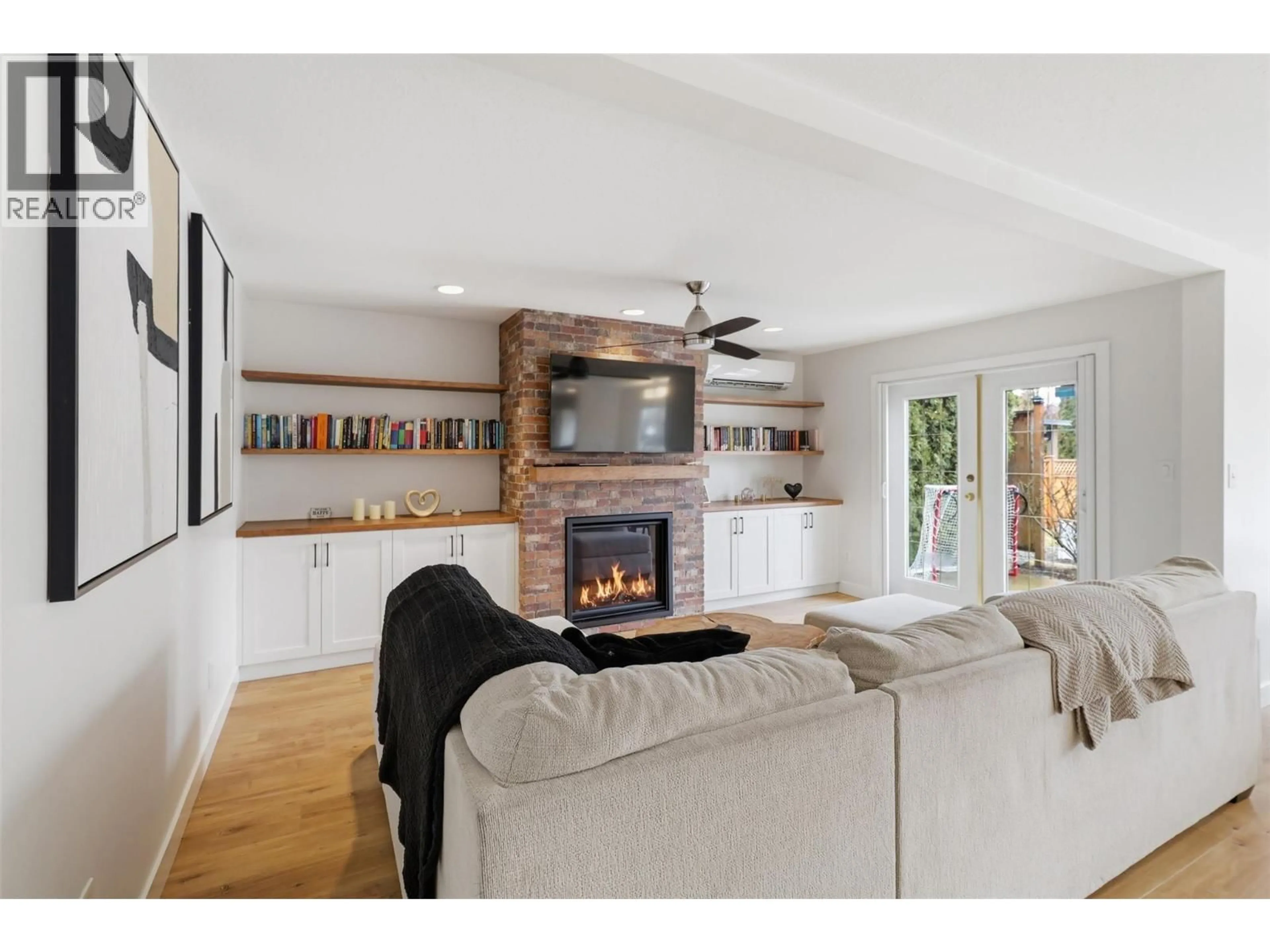 Living room with furniture, wood/laminate floor for 1948 SHEFFIELD WAY, Kamloops British Columbia V2E2M2