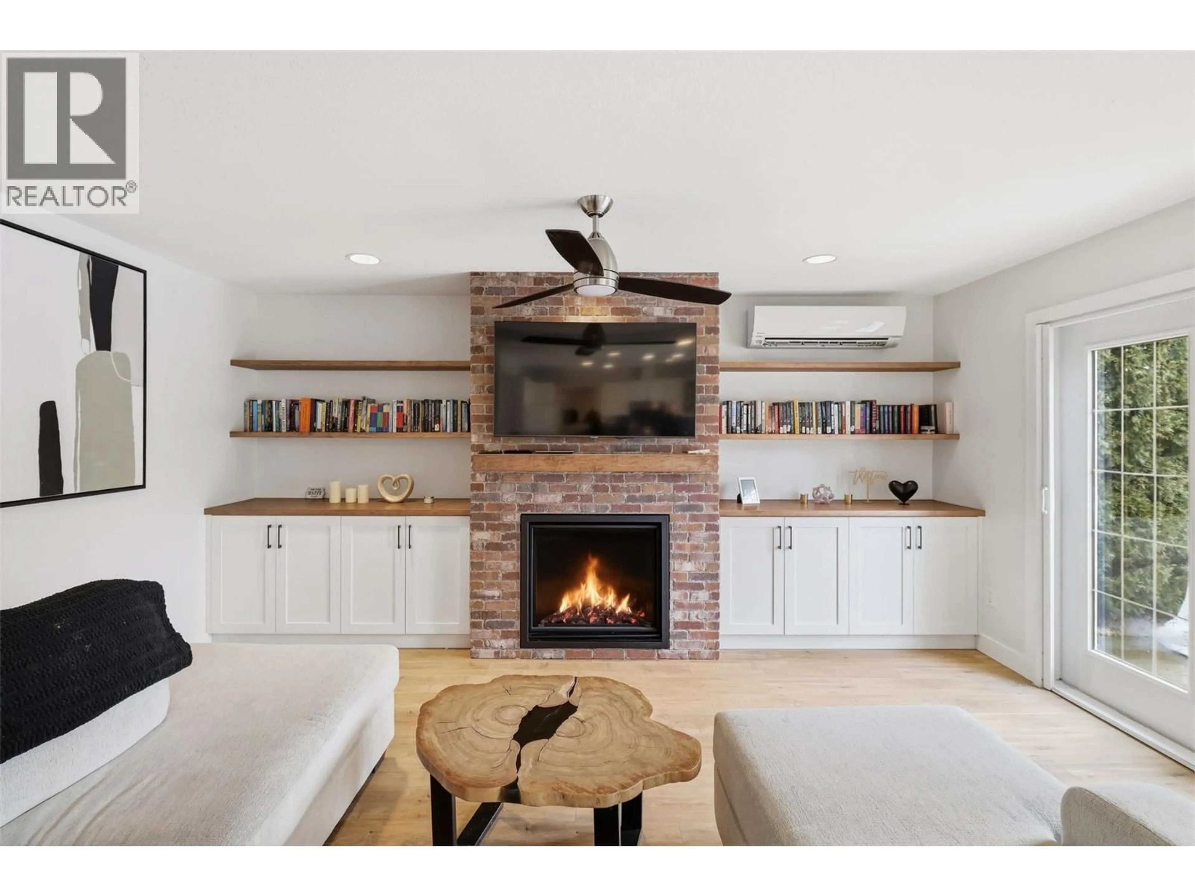 Living room with furniture, unknown for 1948 SHEFFIELD WAY, Kamloops British Columbia V2E2M2
