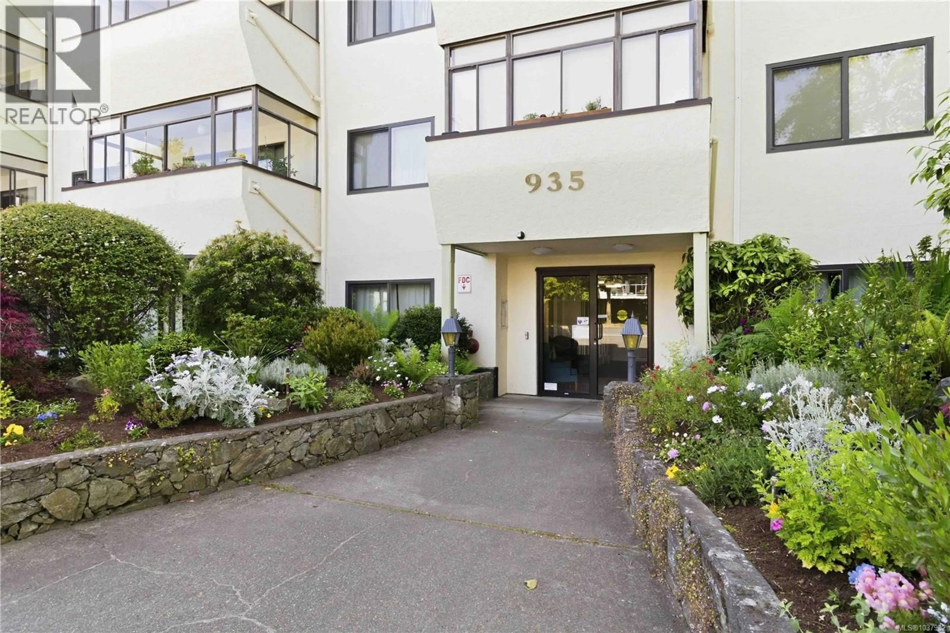 Indoor foyer for 102 - 935 FAIRFIELD ROAD, Victoria British Columbia V8V3A3
