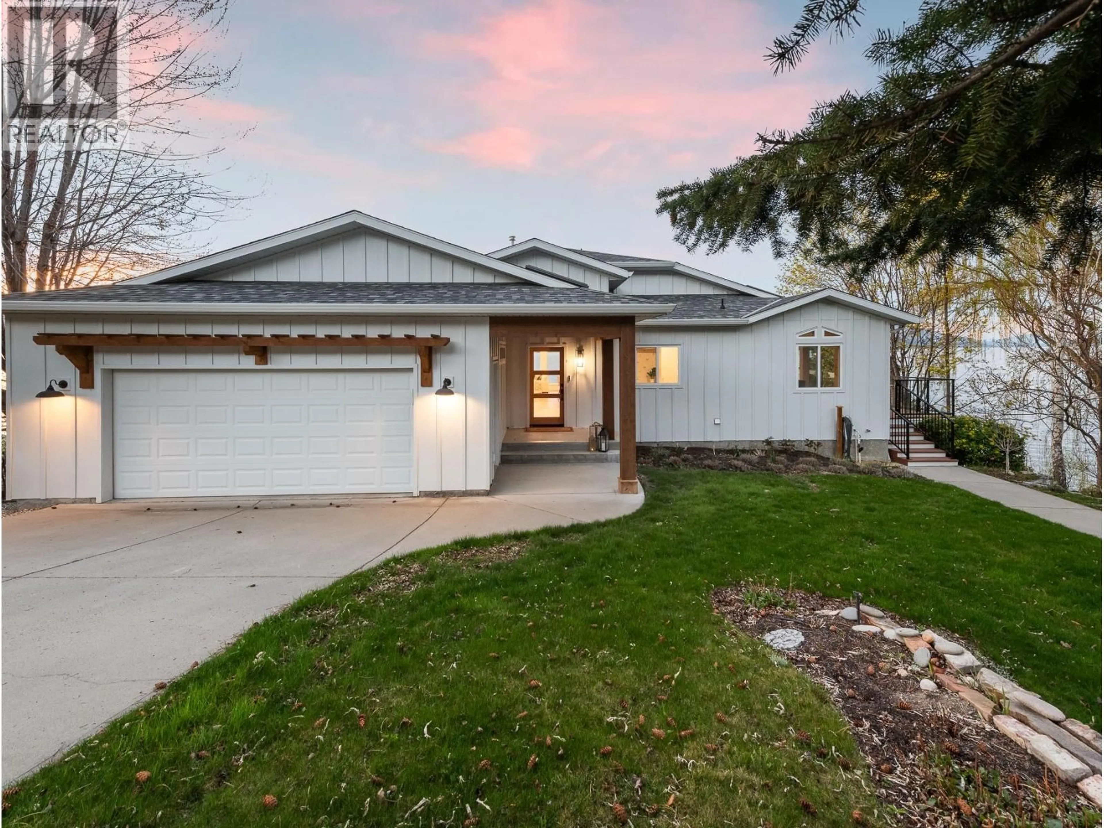 Home with vinyl exterior material, street for 5538 LAKESHORE ROAD, Kelowna British Columbia V1W4J4