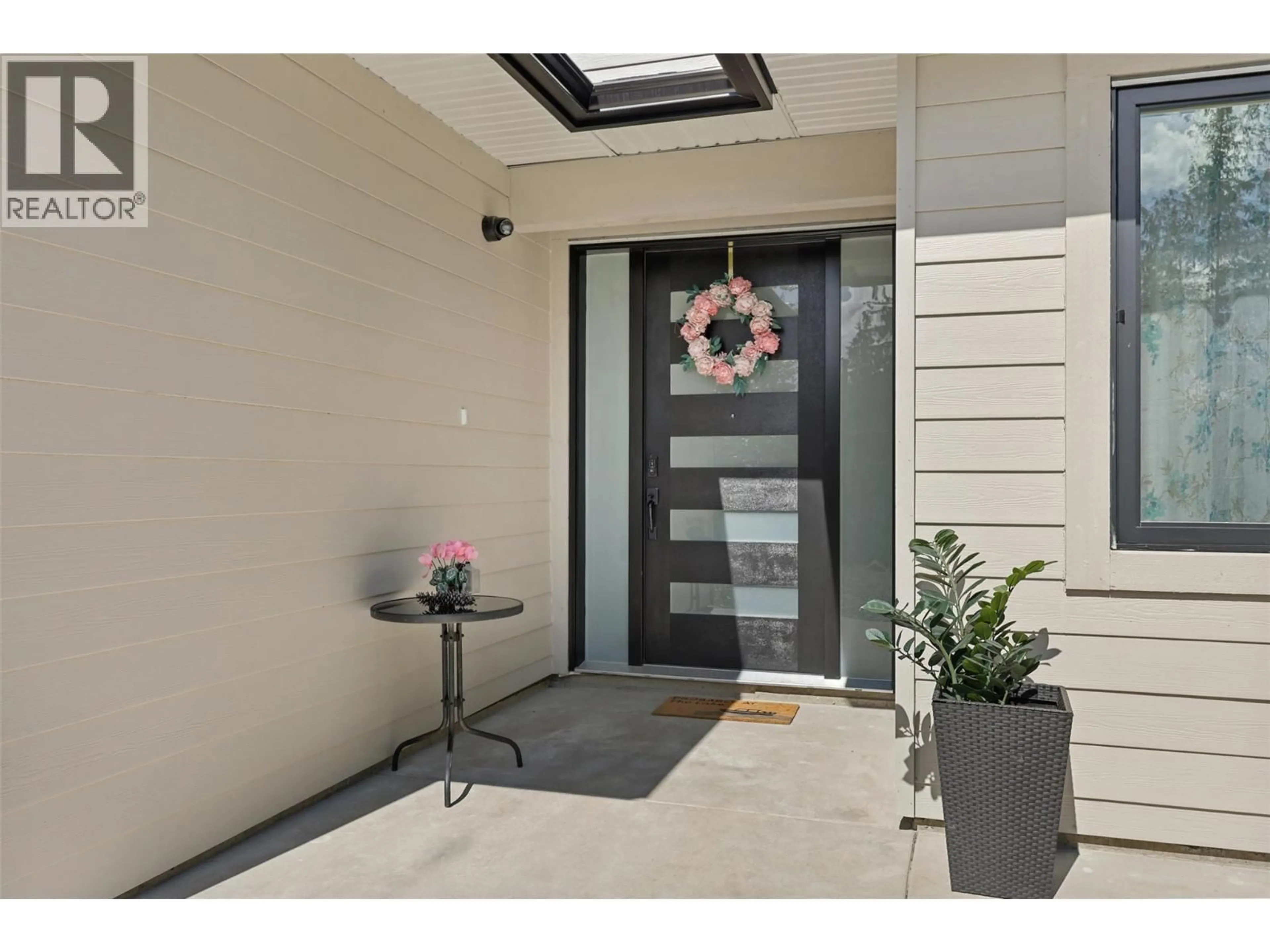 Indoor entryway for 7670 MOUNTAIN DRIVE, Anglemont British Columbia V0E1M8