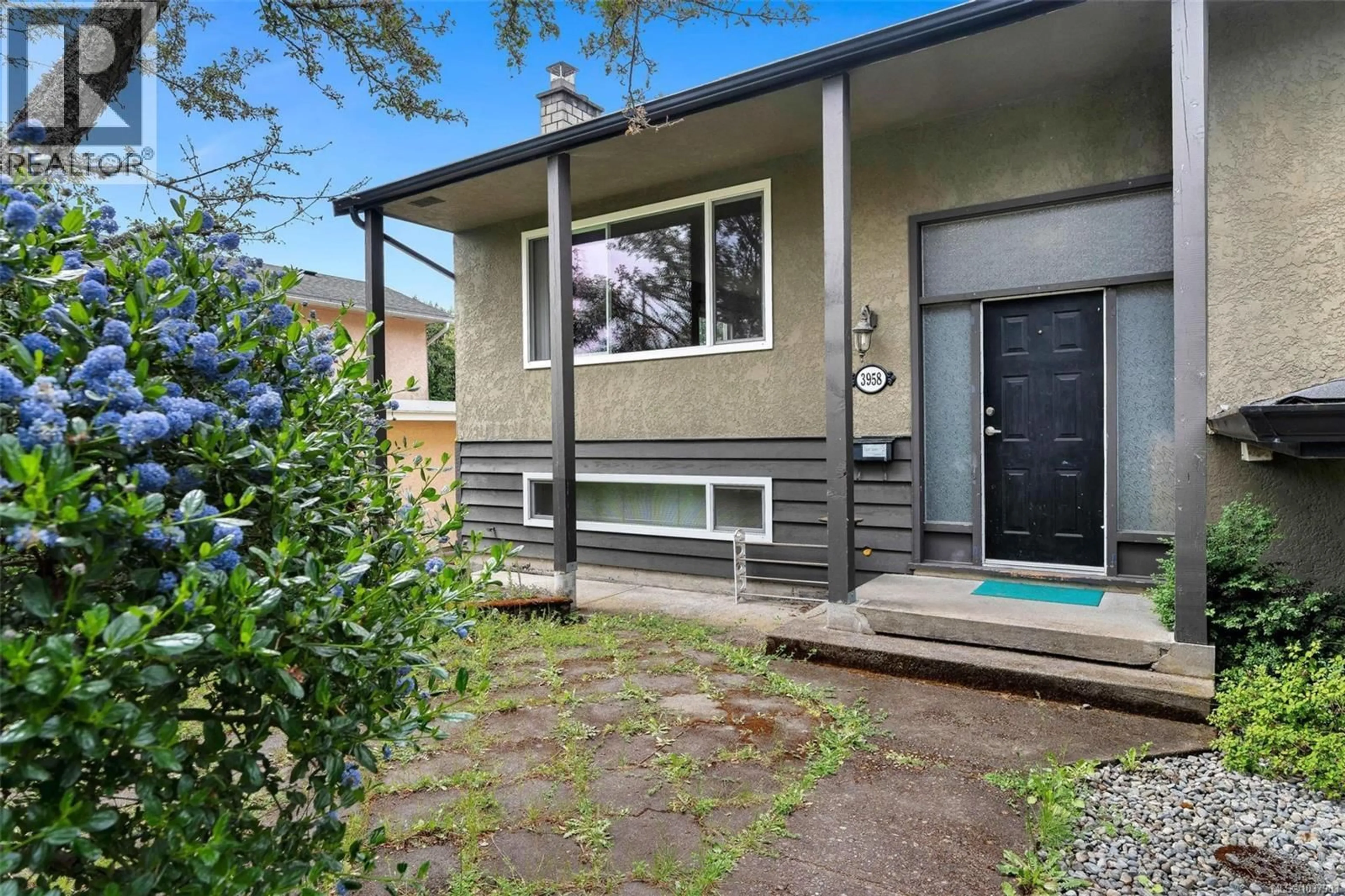 Home with vinyl exterior material, street for 3958 EMERALD PLACE, Saanich British Columbia V8P4T6