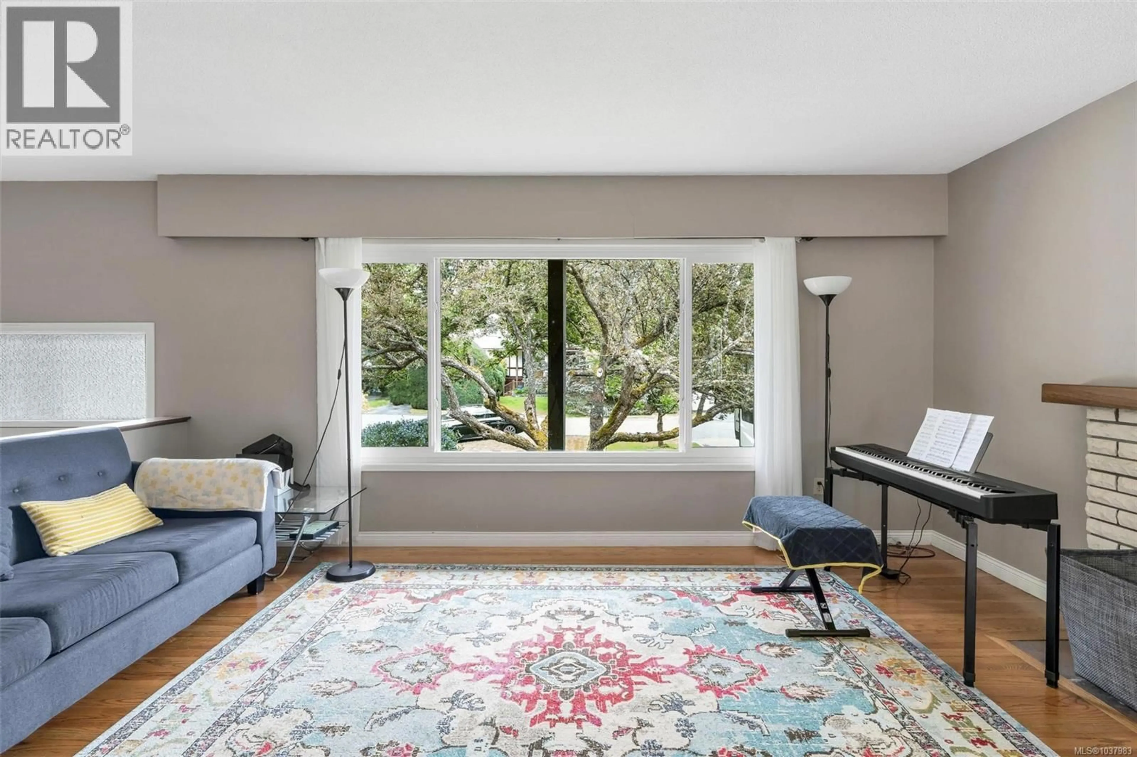 Living room with furniture, carpet floor for 3958 EMERALD PLACE, Saanich British Columbia V8P4T6