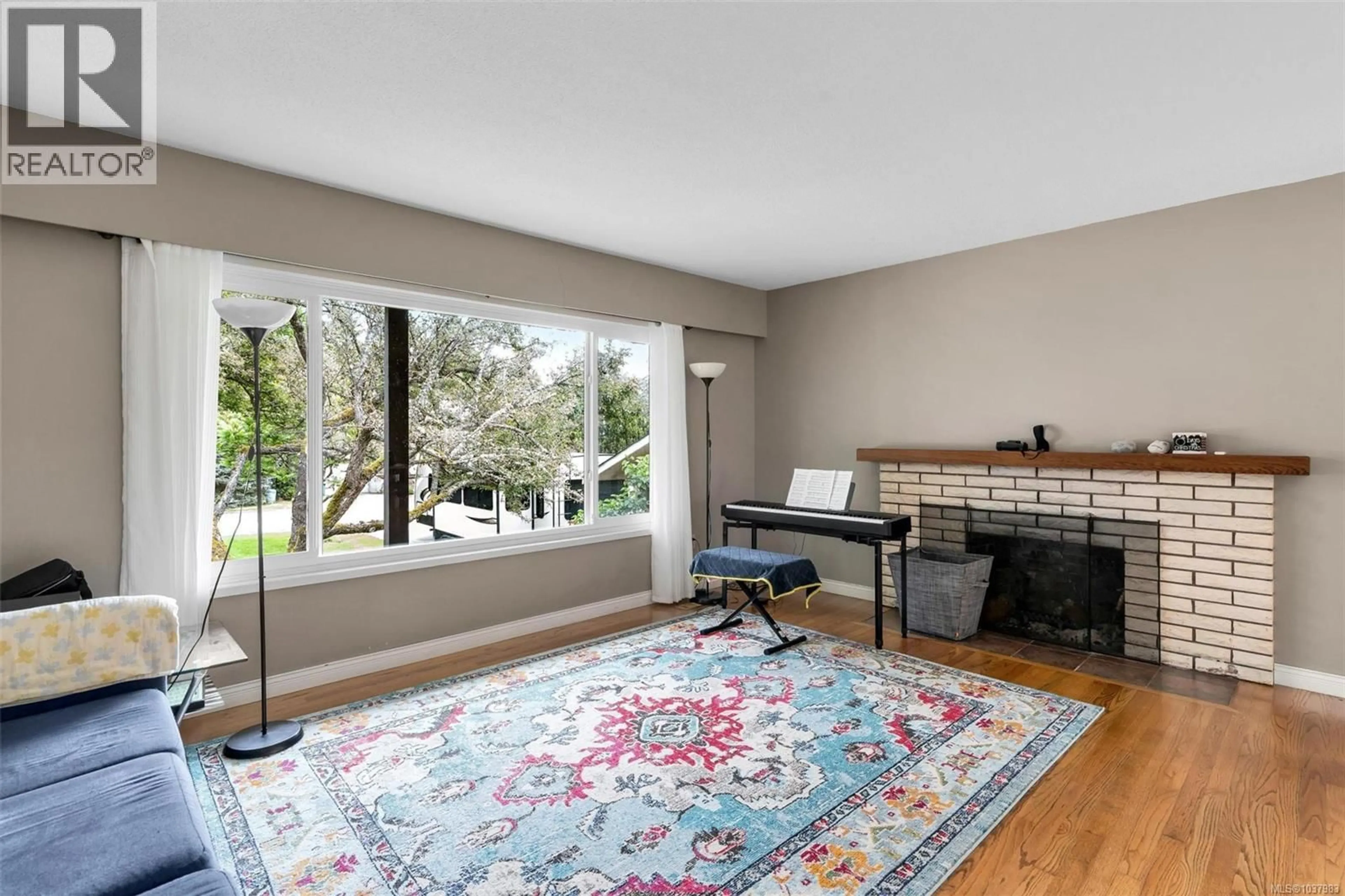 Living room with furniture, unknown for 3958 EMERALD PLACE, Saanich British Columbia V8P4T6