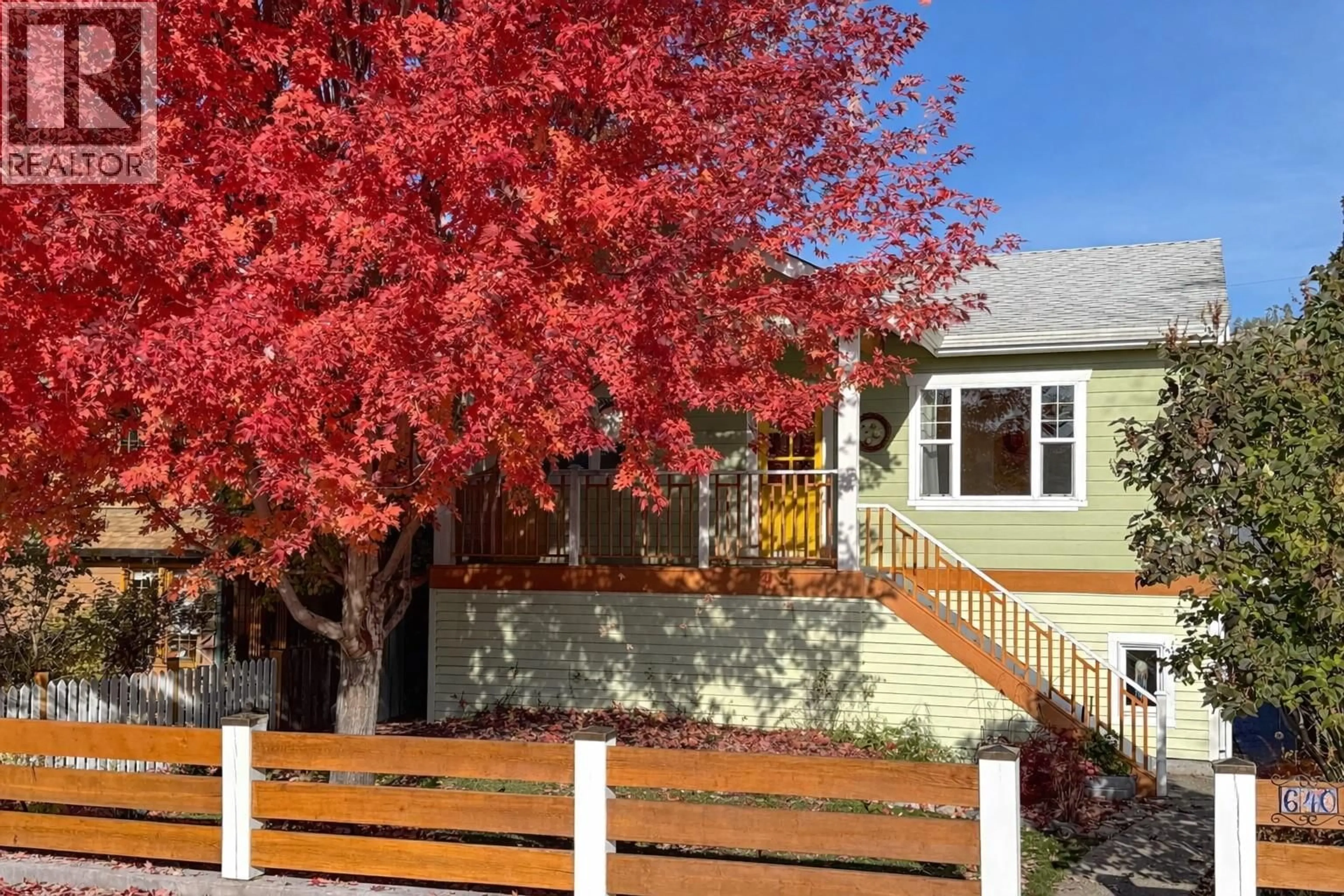 Home with vinyl exterior material, street for 640 ROANOKE AVENUE, Kelowna British Columbia V1Y7K8