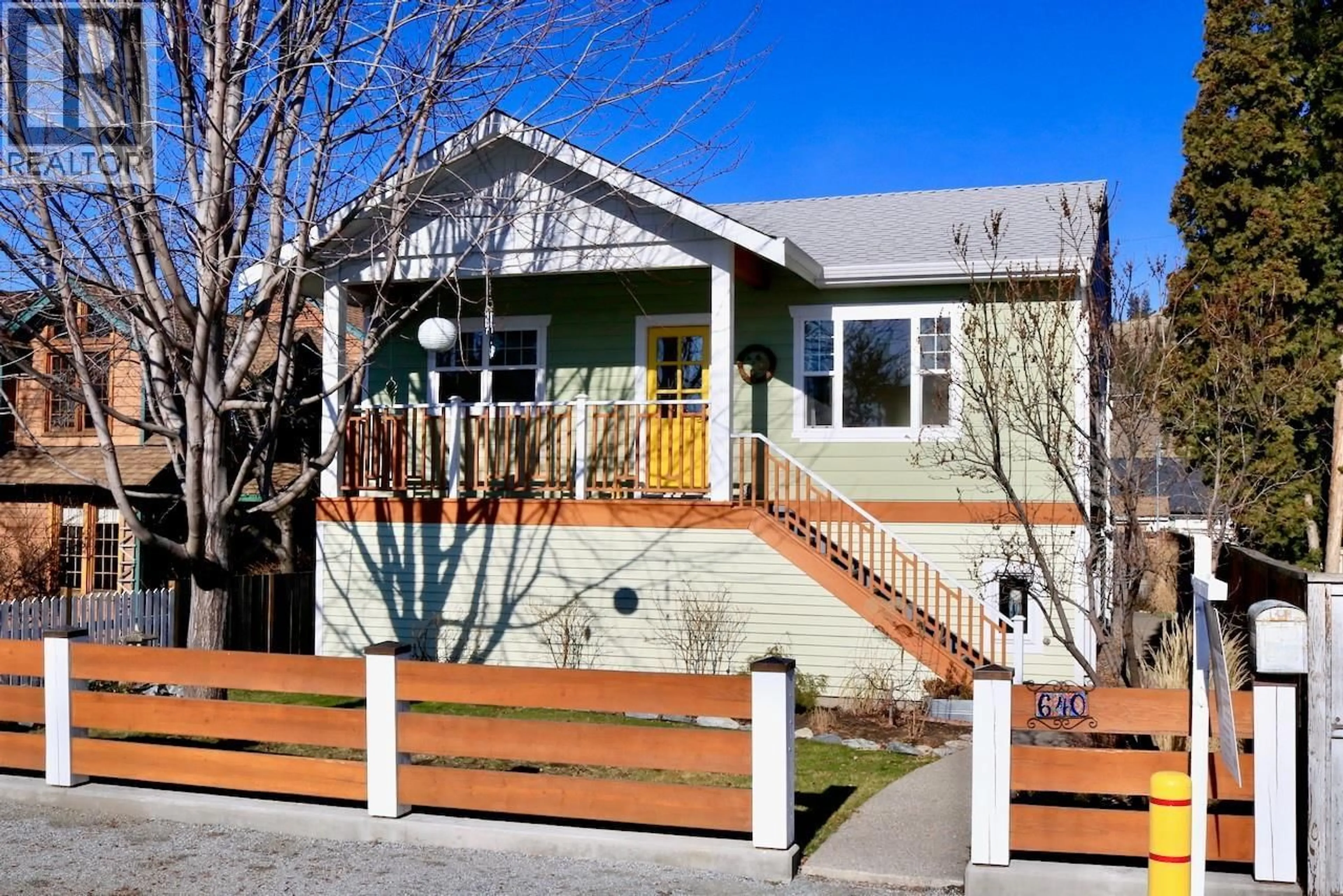 Home with vinyl exterior material, street for 640 ROANOKE AVENUE, Kelowna British Columbia V1Y7K8