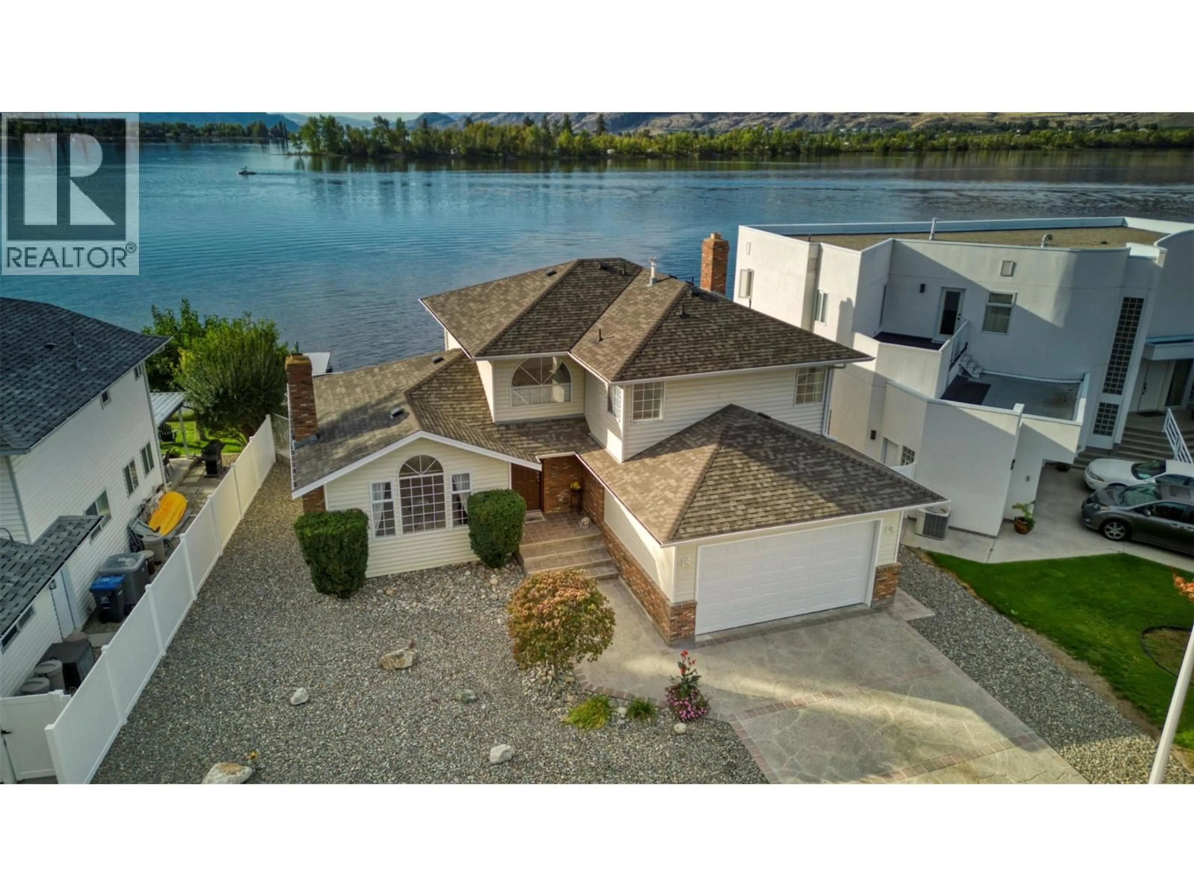 A pic from outside/outdoor area/front of a property/back of a property/a pic from drone, water/lake/river/ocean view for 8 BAYVIEW CRESCENT, Osoyoos British Columbia V0H1V6