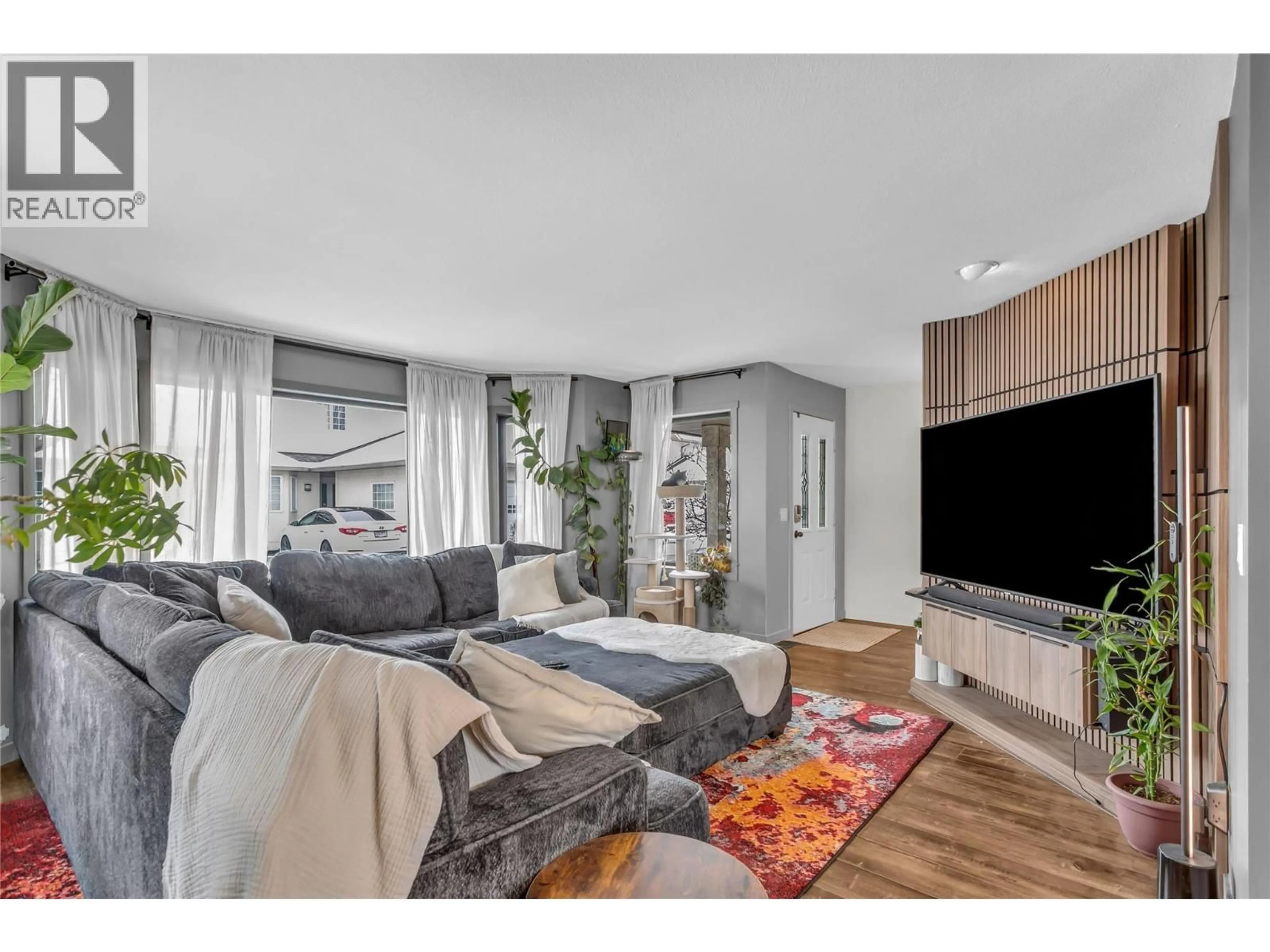 Living room with furniture, wood/laminate floor for 9 - 140 NICKEL ROAD, Kelowna British Columbia V1X4E6