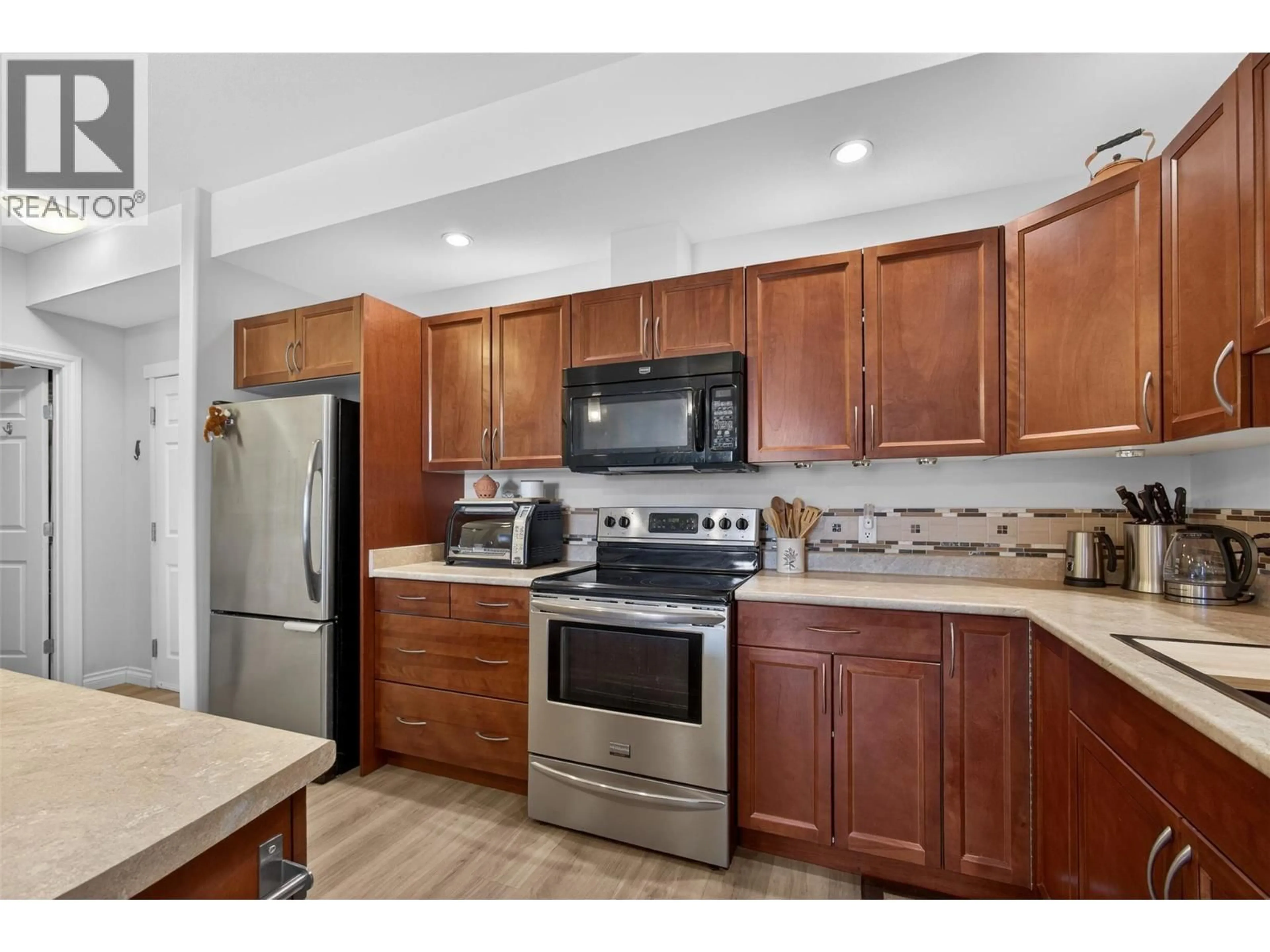 Standard kitchen, ceramic/tile floor for 109B - 921 SPILLWAY STREET, Oliver British Columbia V0H1T0