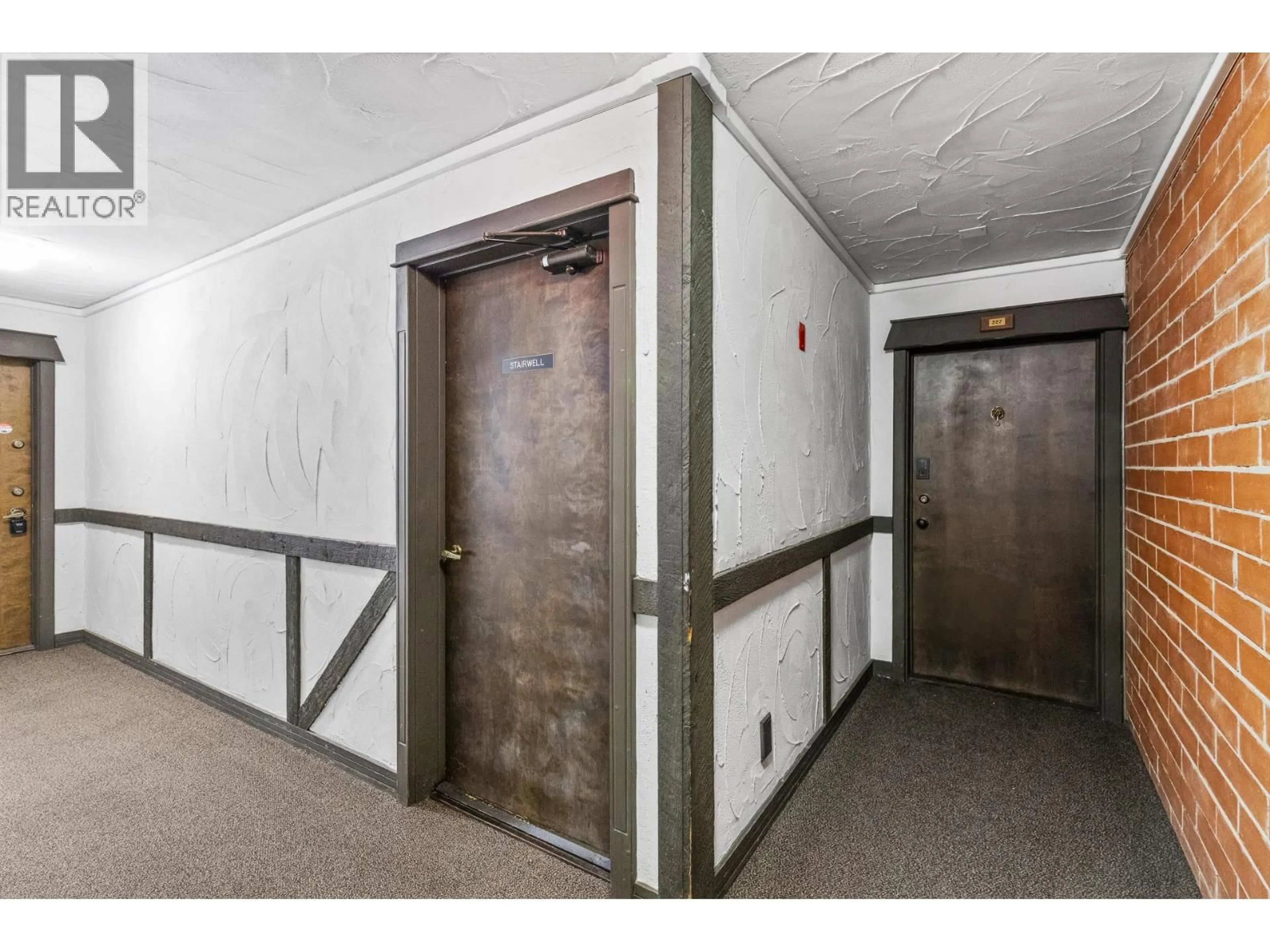 Indoor foyer for 227 - 1665 UFTON COURT, Kelowna British Columbia V1Y8G7