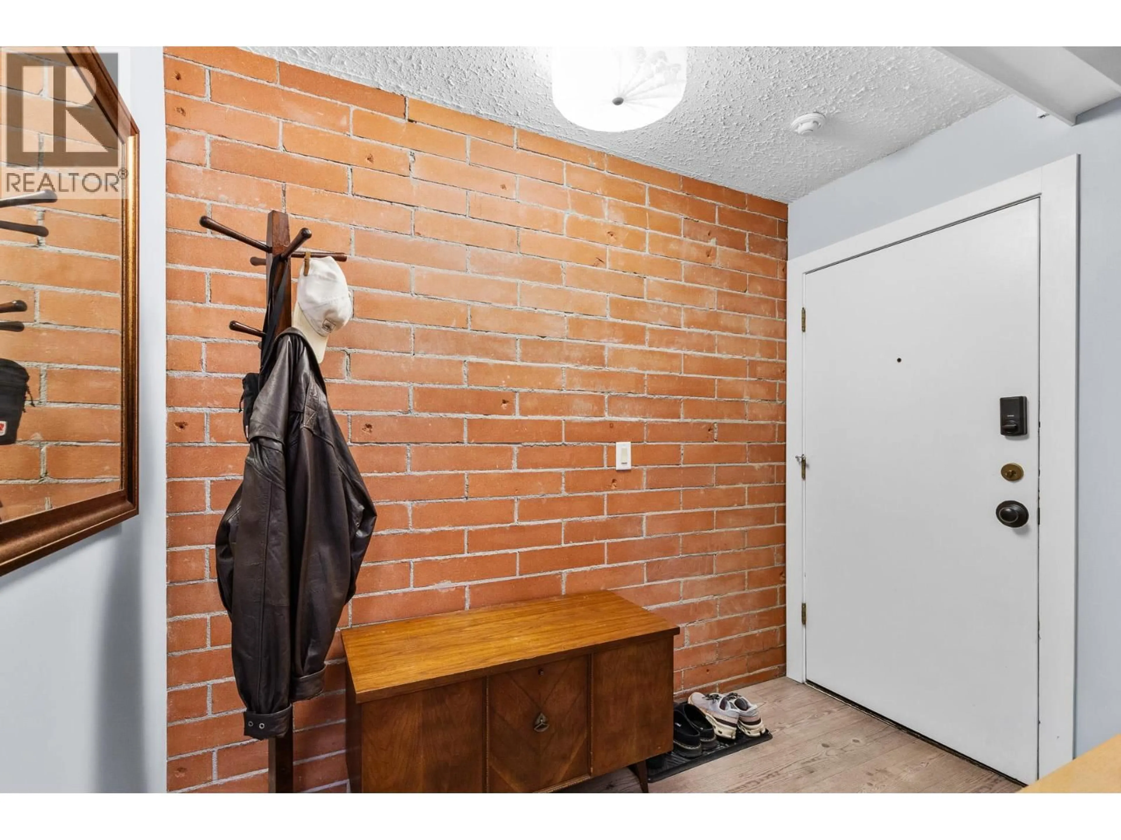 Indoor entryway for 227 - 1665 UFTON COURT, Kelowna British Columbia V1Y8G7