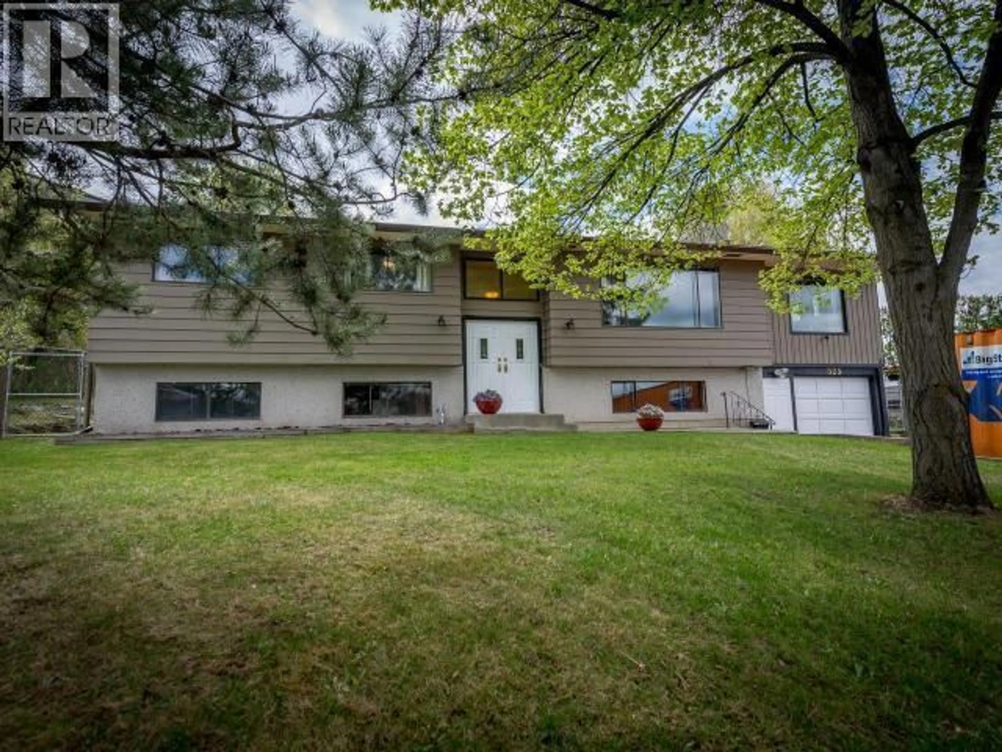 A pic from outside/outdoor area/front of a property/back of a property/a pic from drone, street for 525 GARDEN TERRACE, Kamloops British Columbia V2C1J4