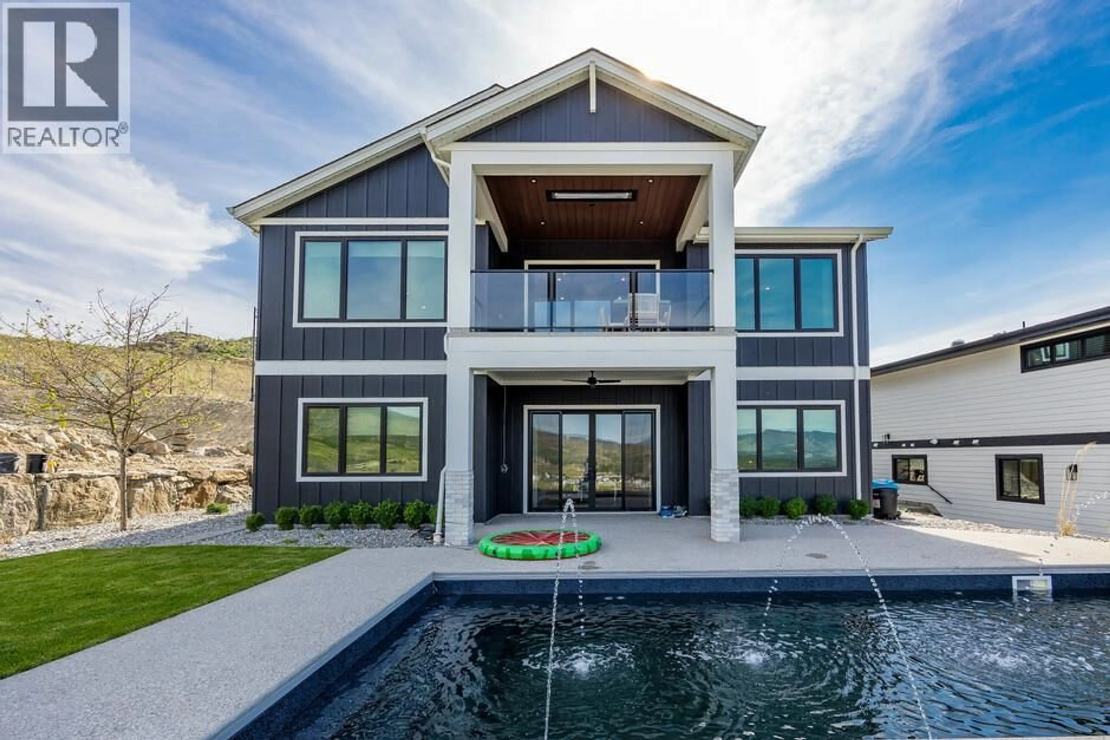 Home with vinyl exterior material, water/lake/river/ocean view for 1062 EMSLIE STREET, Kelowna British Columbia V1W0C3